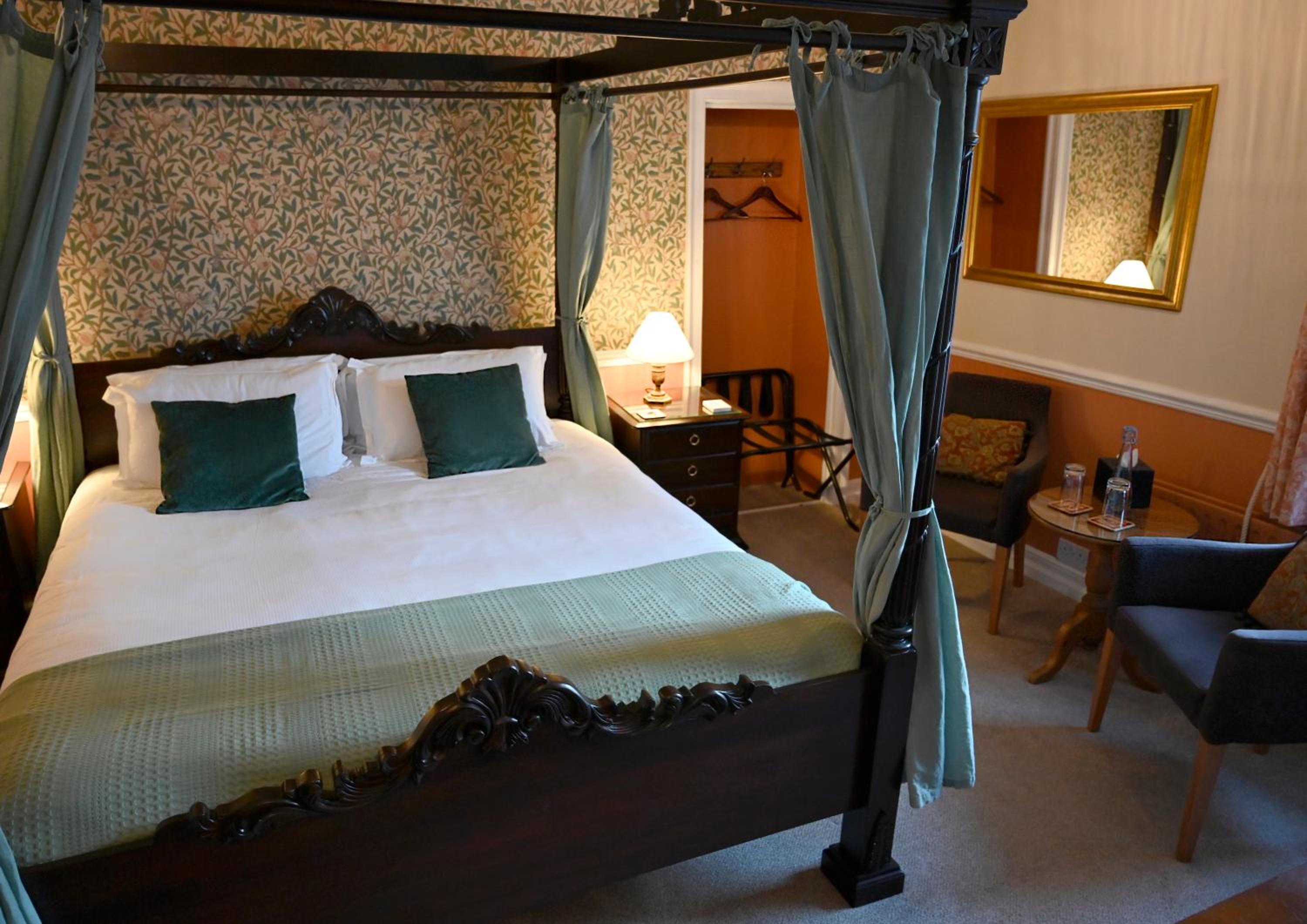 Double Room with Four Poster Bed photo 3