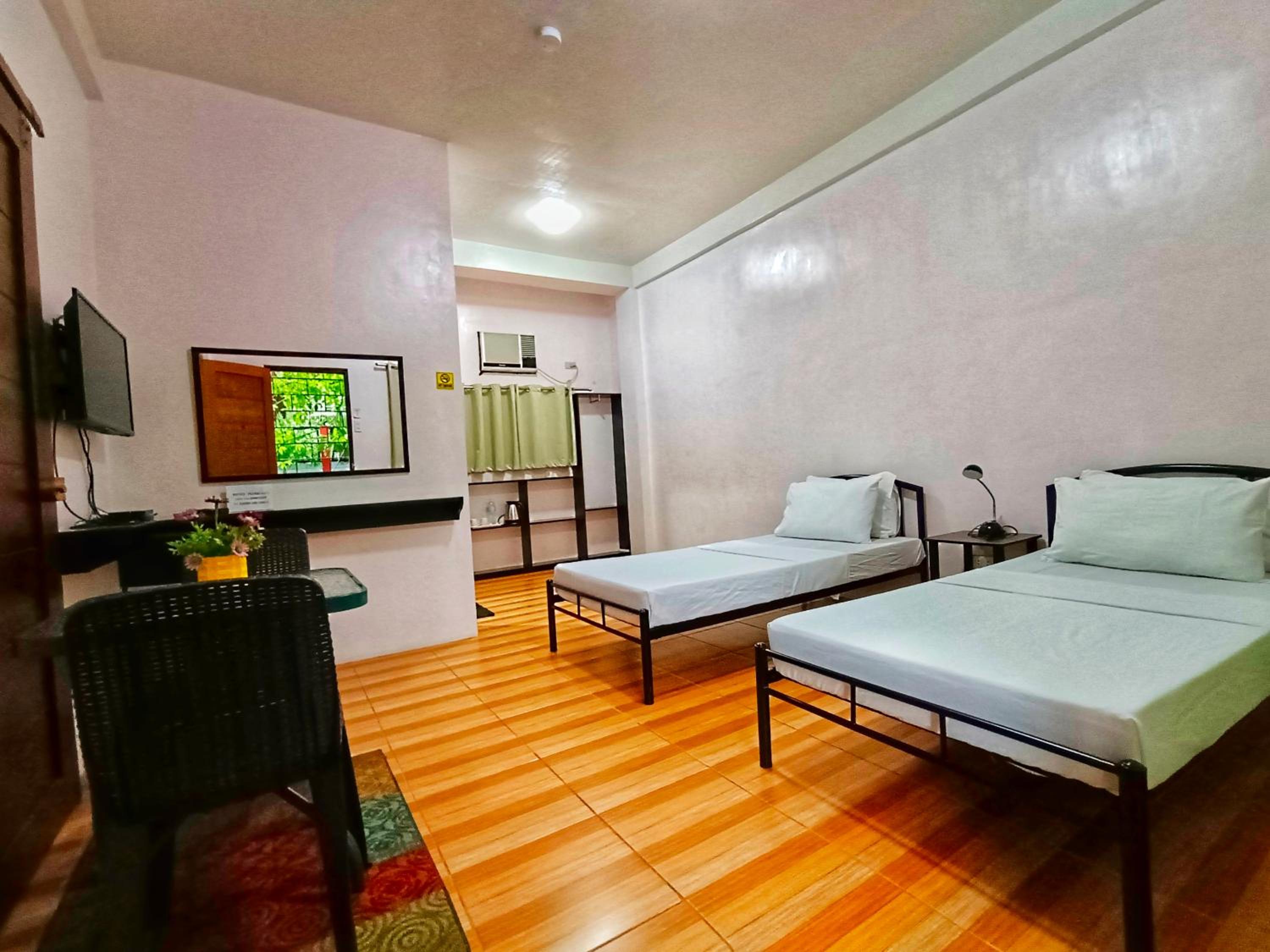 Economy Quadruple Room - Photo 4
