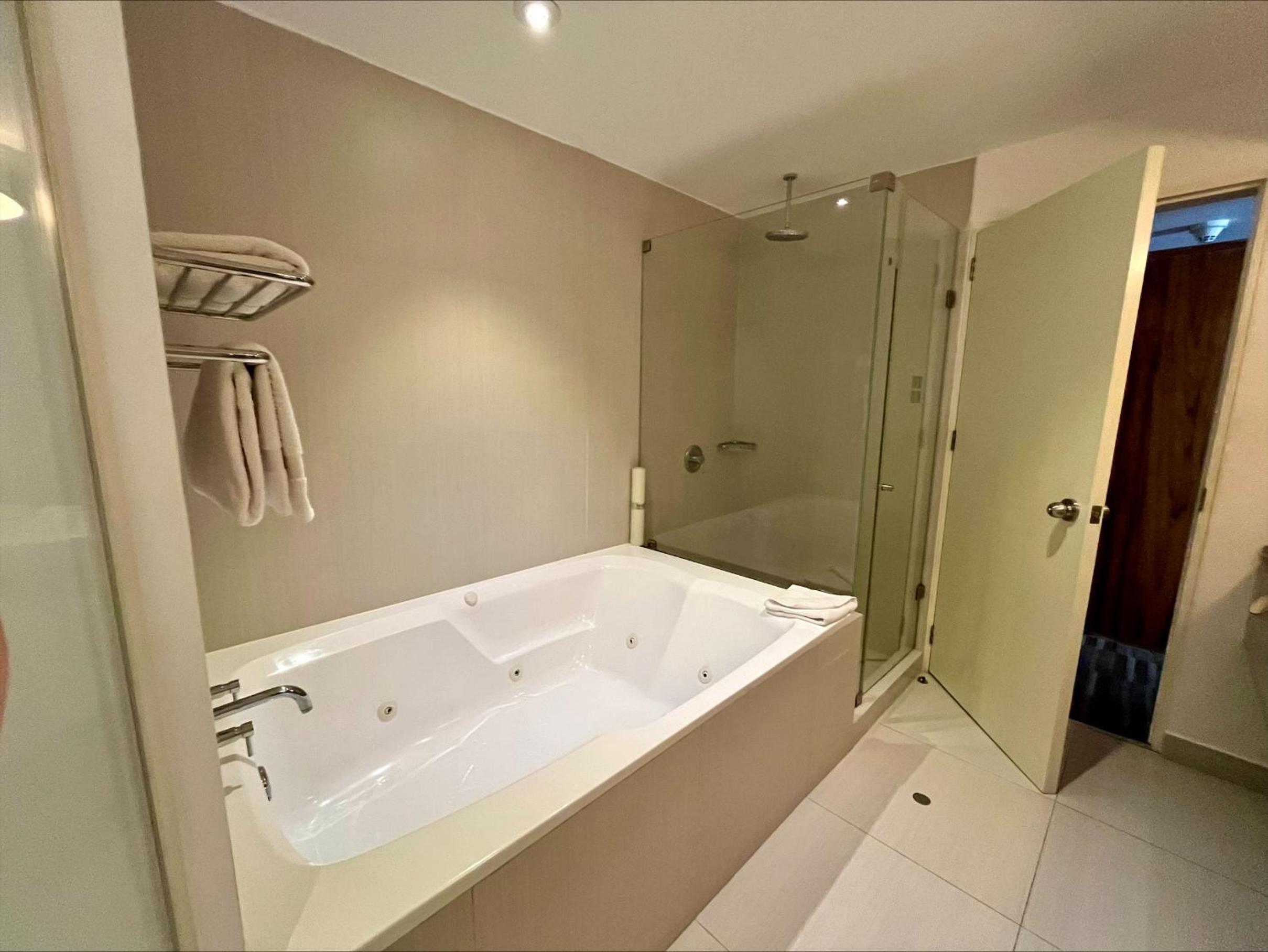 Junior Suite with Bath - Photo 3