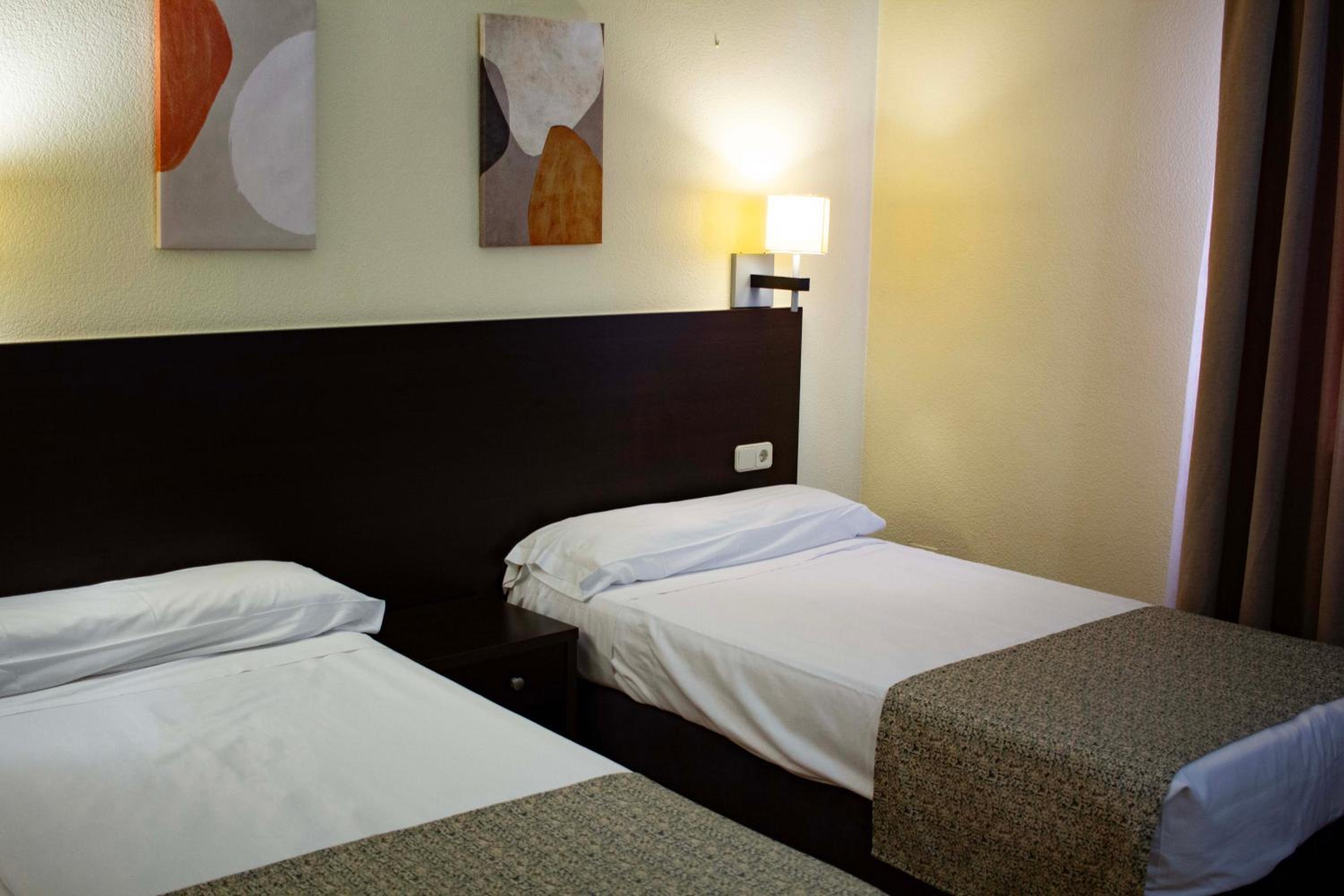 Double or Twin Room - Photo 12