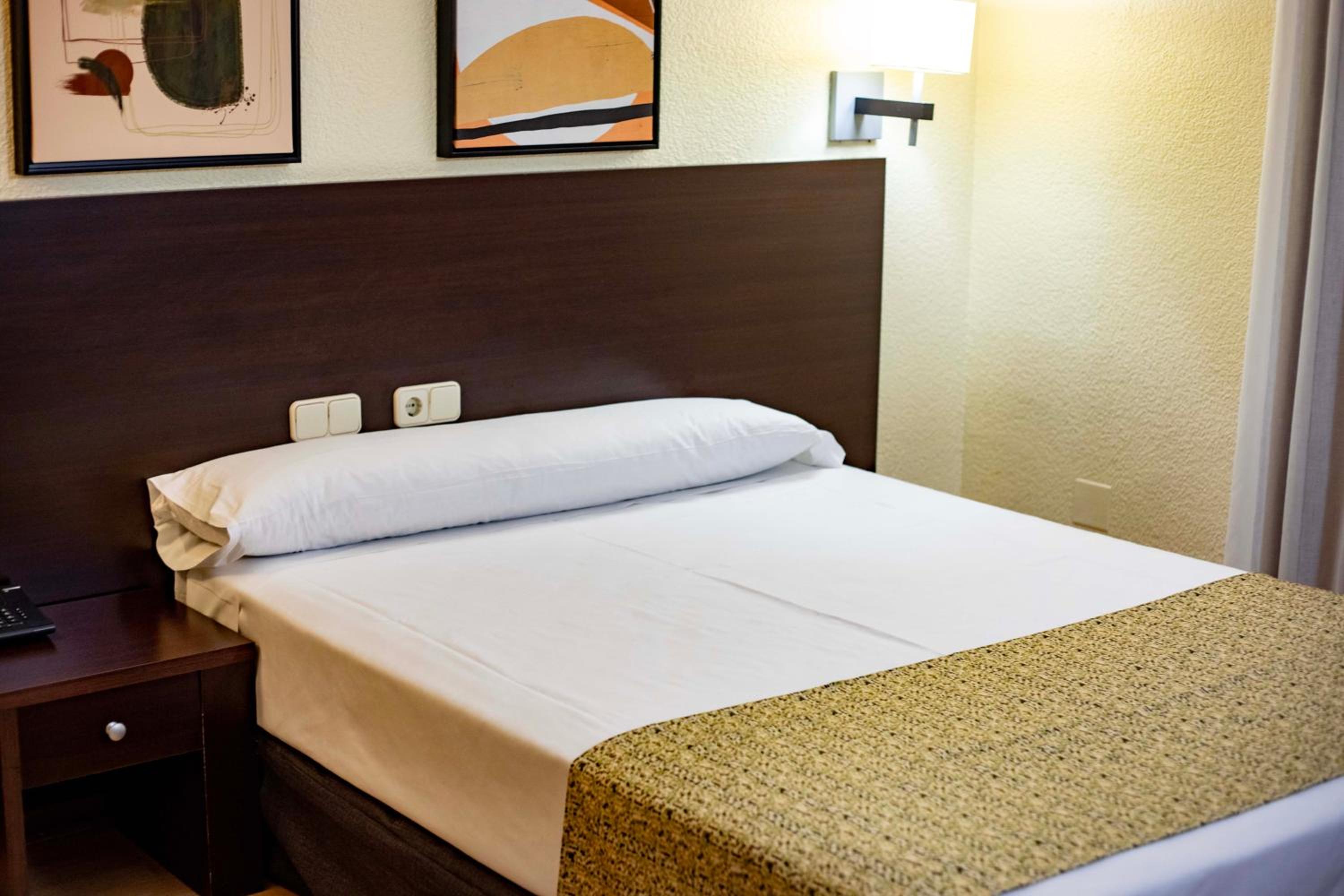 Double or Twin Room - Photo 8