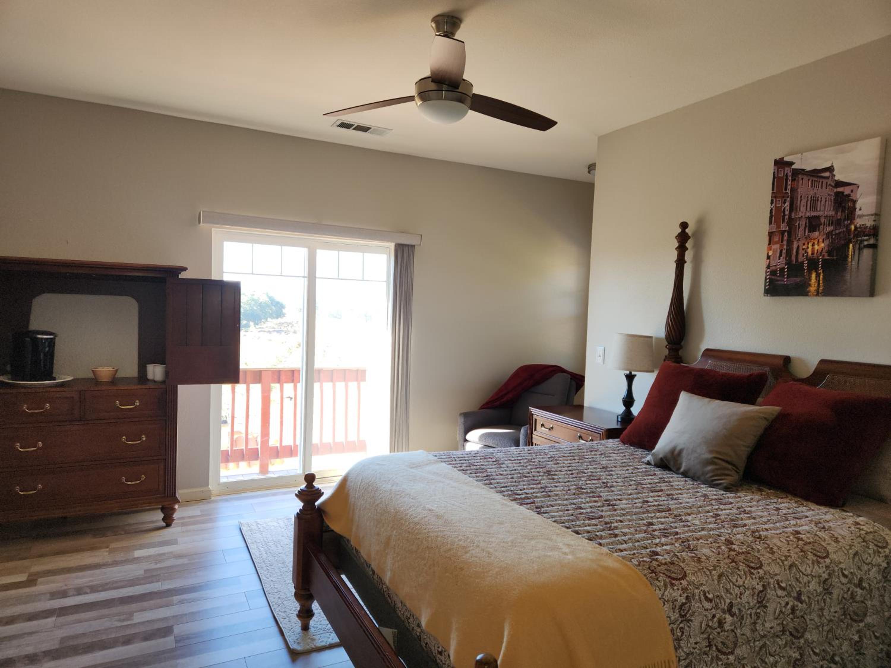 Queen Room photo 2