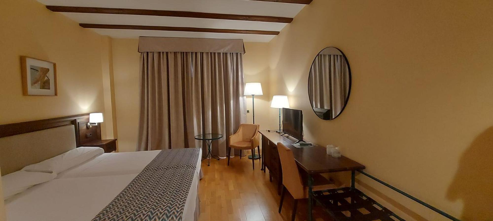 Double or Twin Room - Photo 8