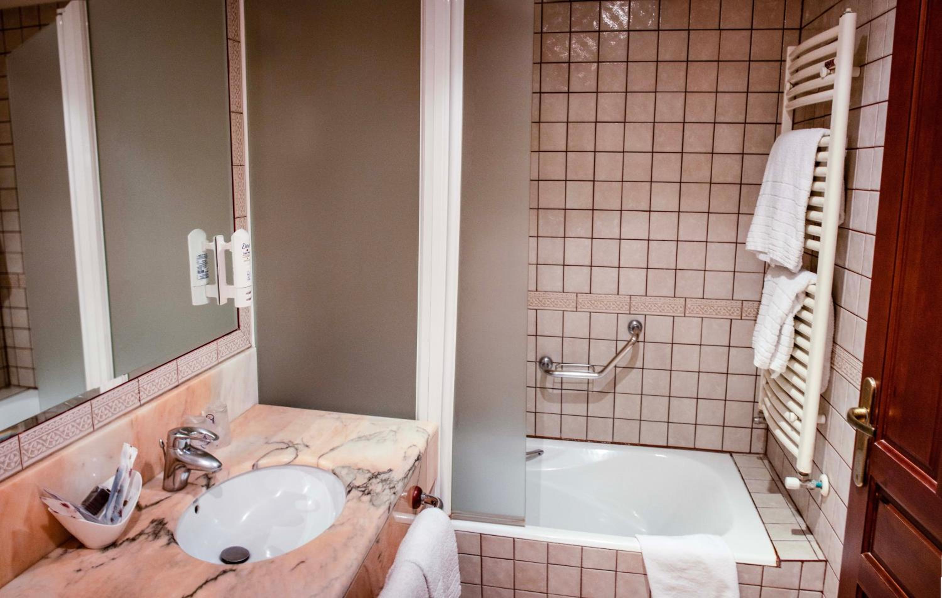 Double or Twin Room - Photo 5