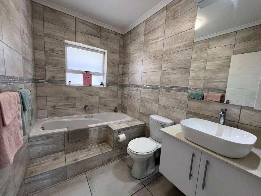 Three-Bedroom House photo 3