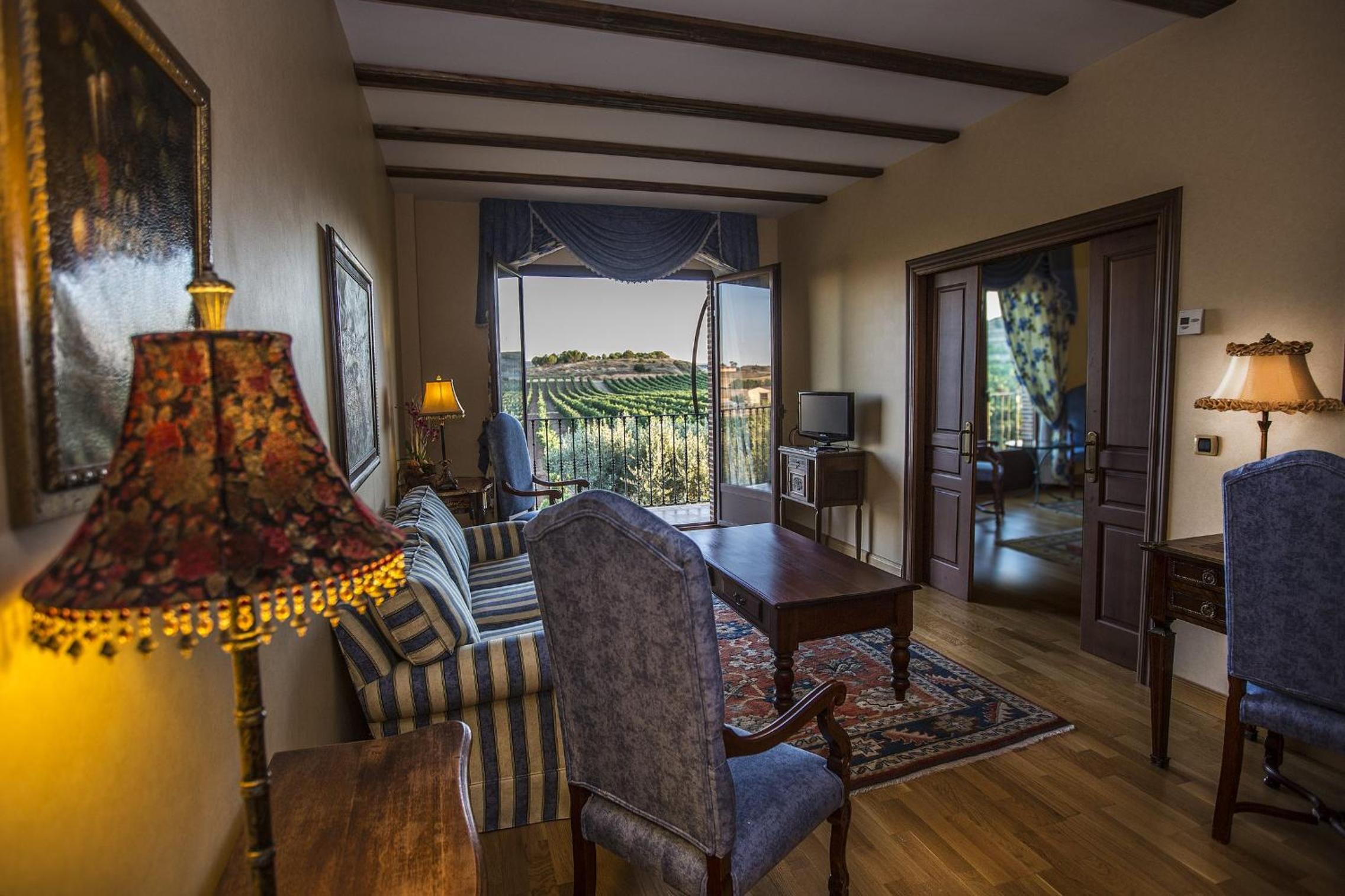 Suite - Photo 1