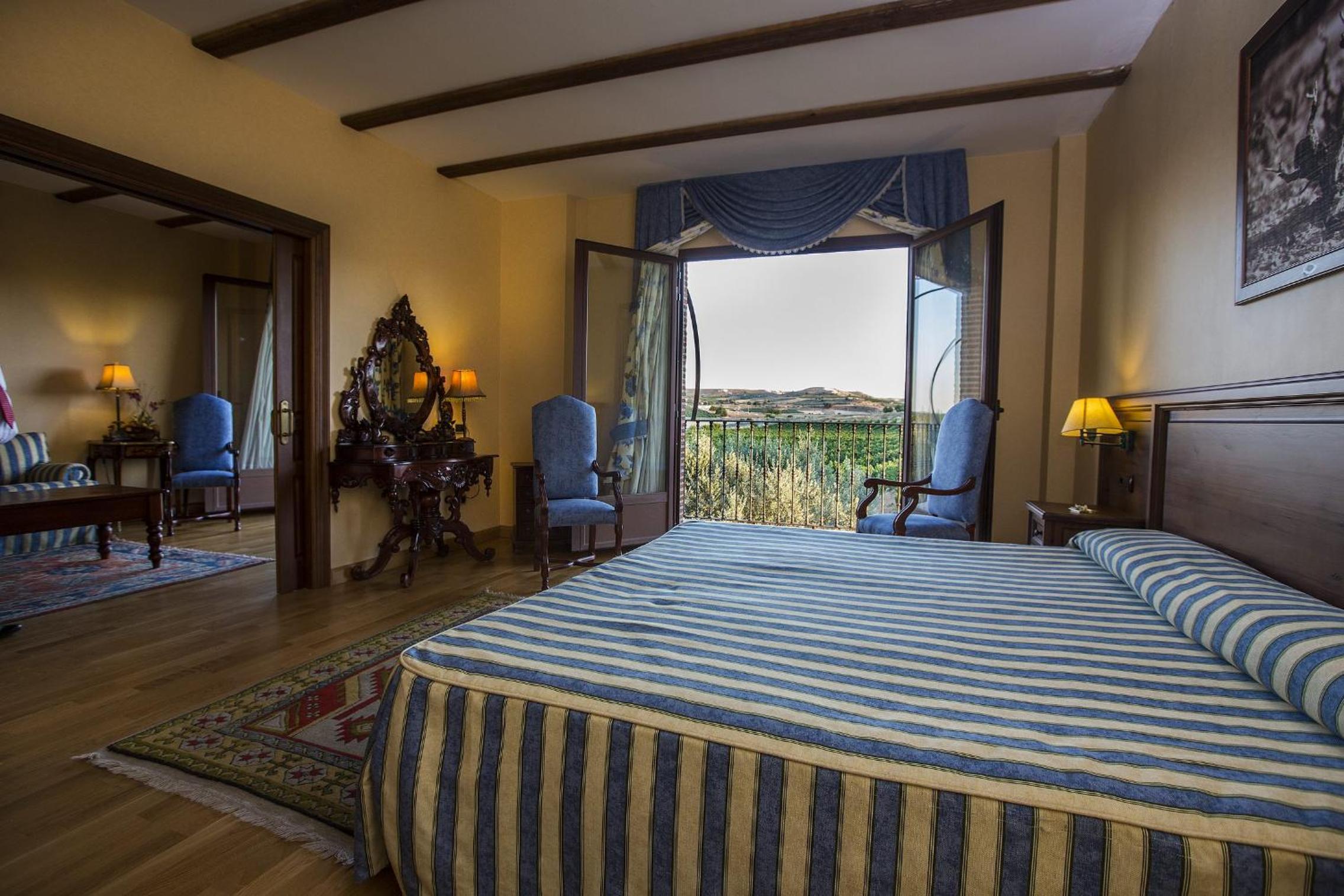 Suite - Photo 5