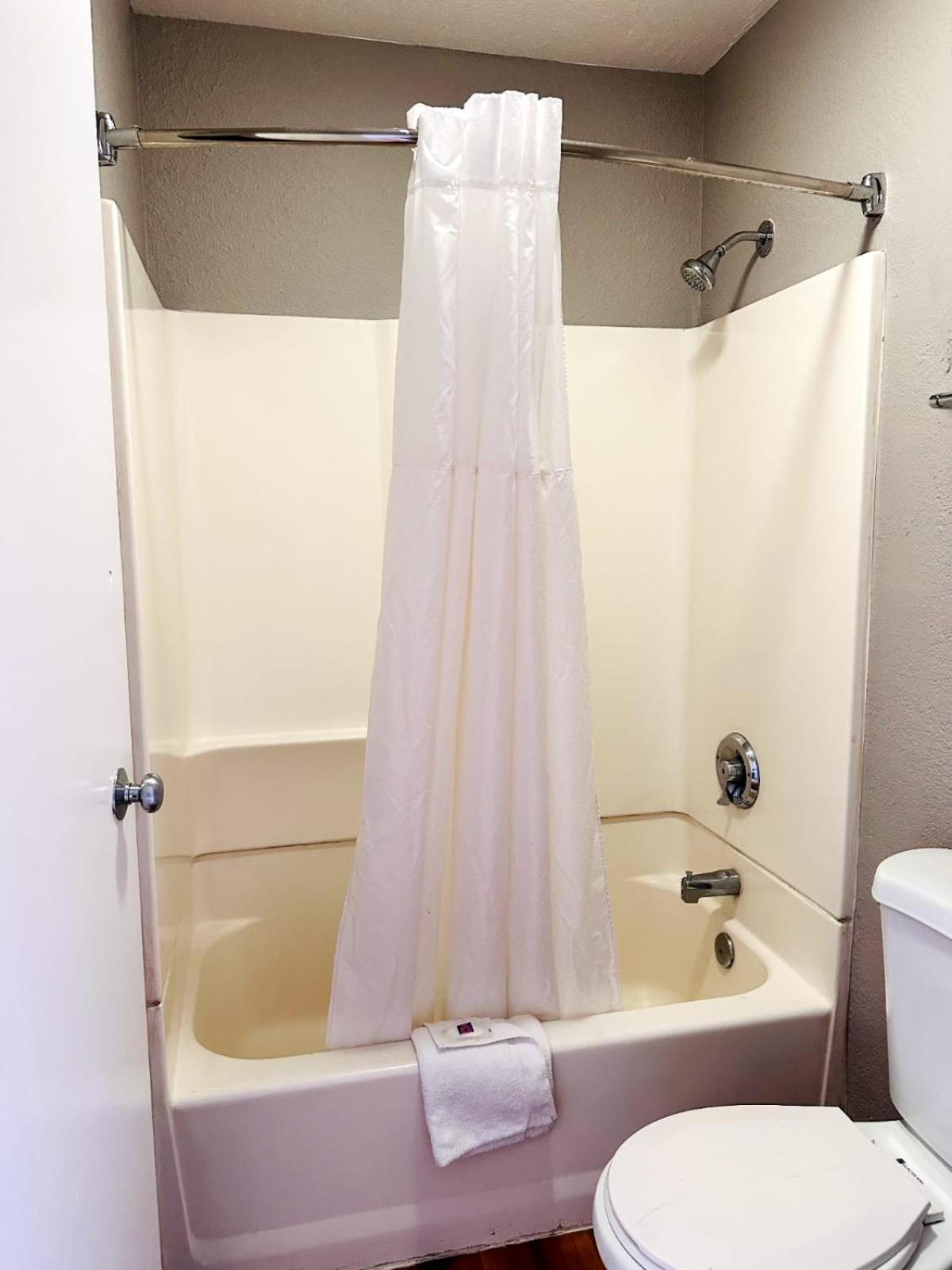 1 Queen Bed – Disability Access photo 2