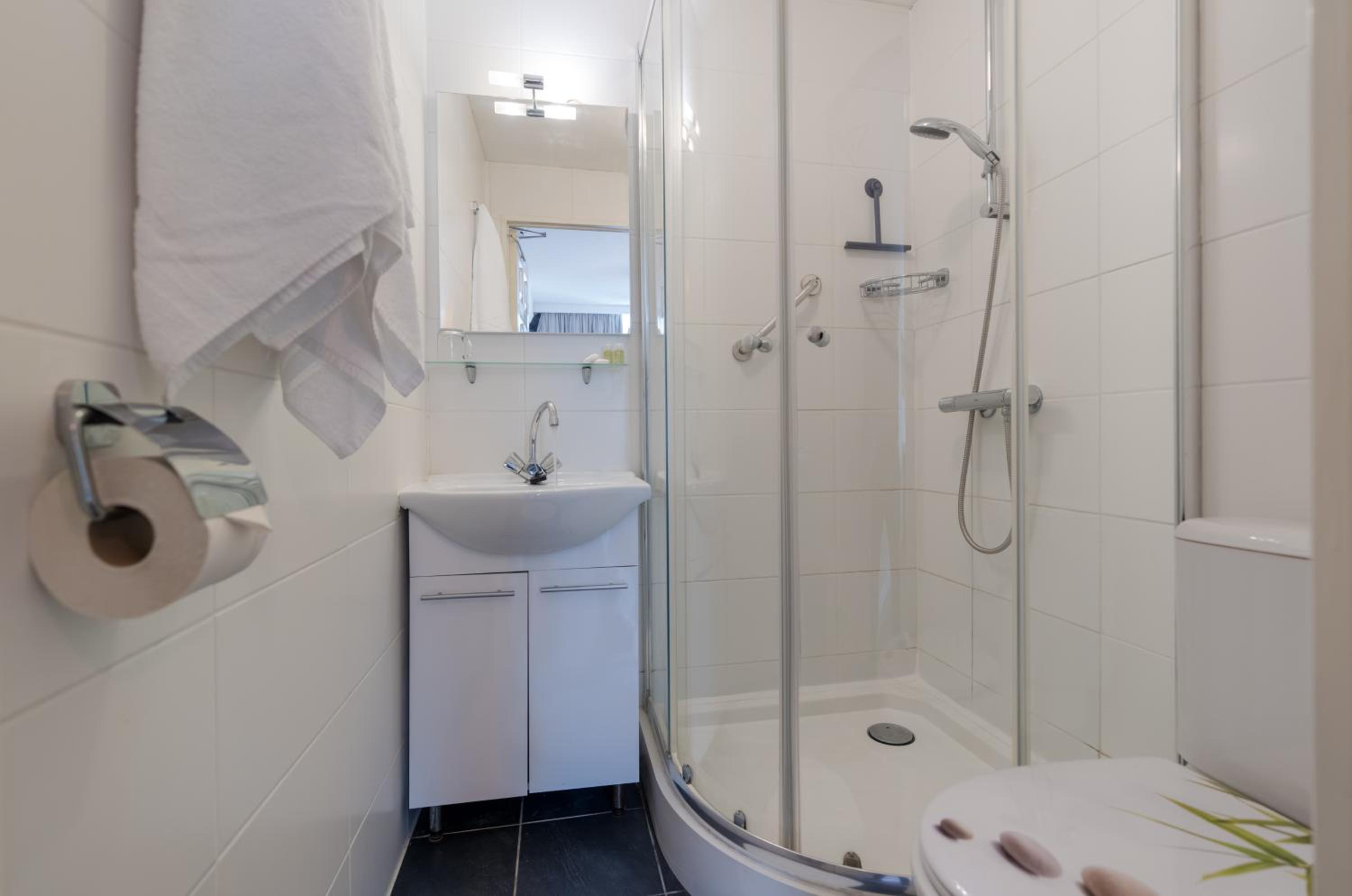 Double Room with Private Bathroom - Photo 6