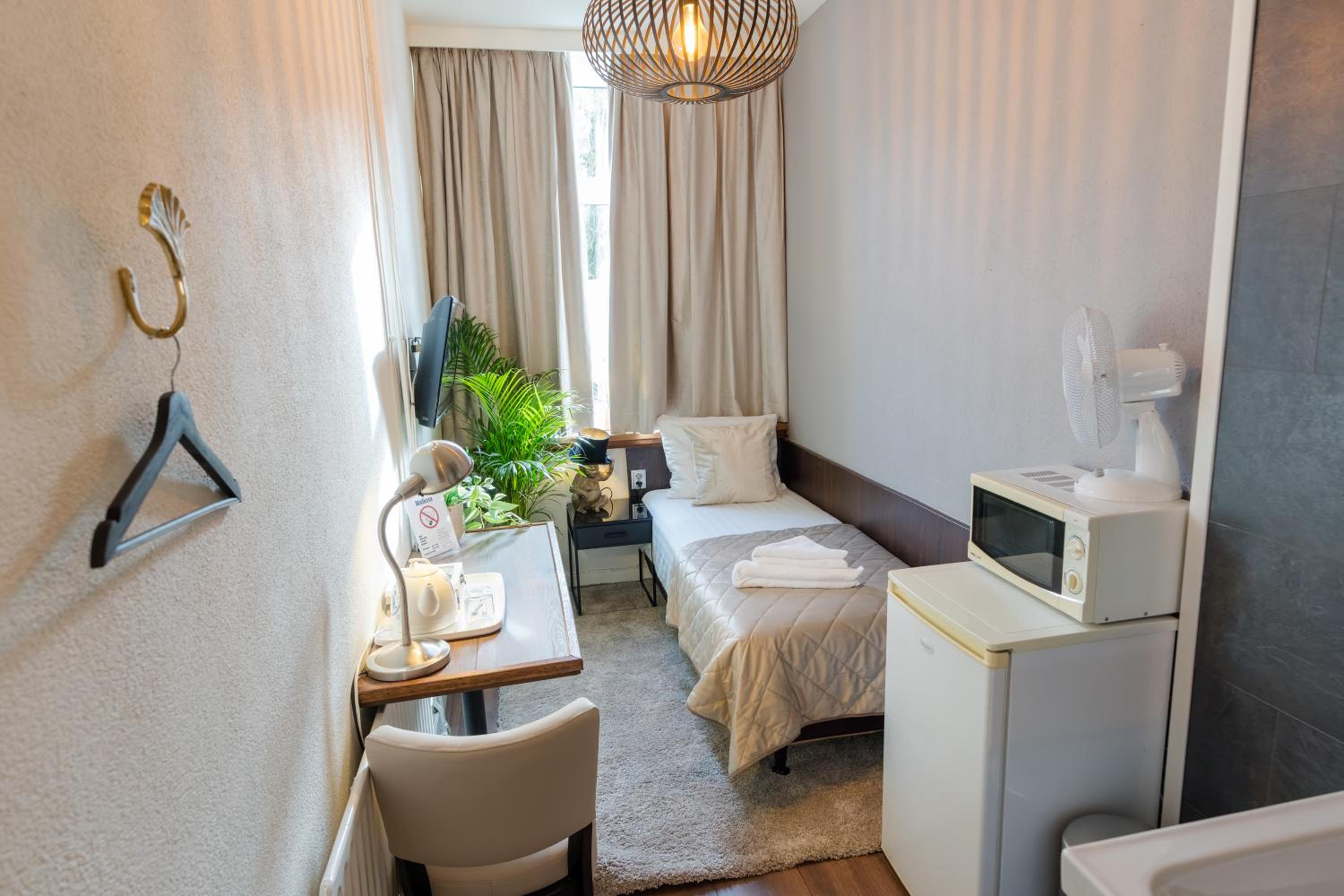 Single Room with Private Bathroom photo 2