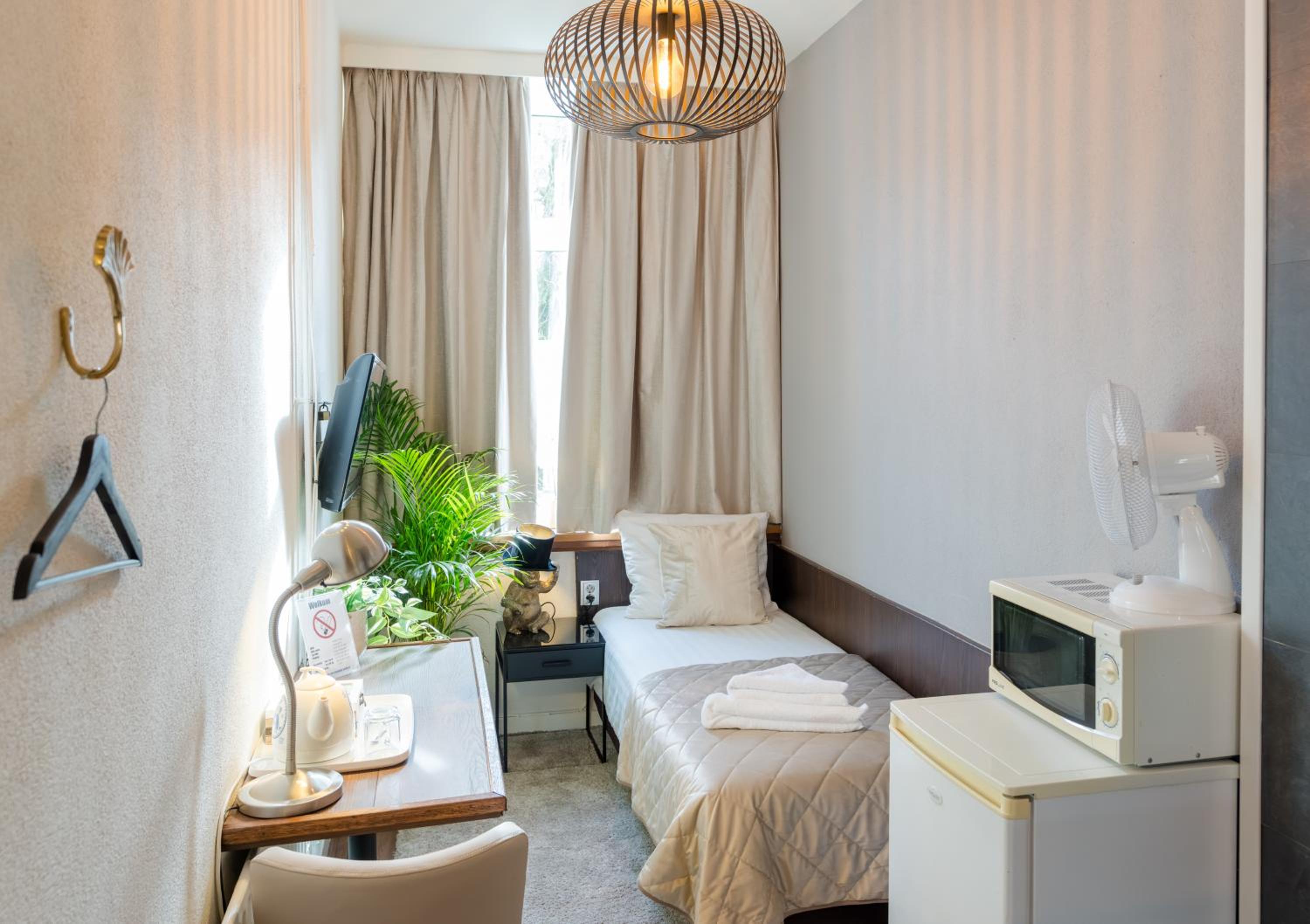 Single Room with Private Bathroom photo 3