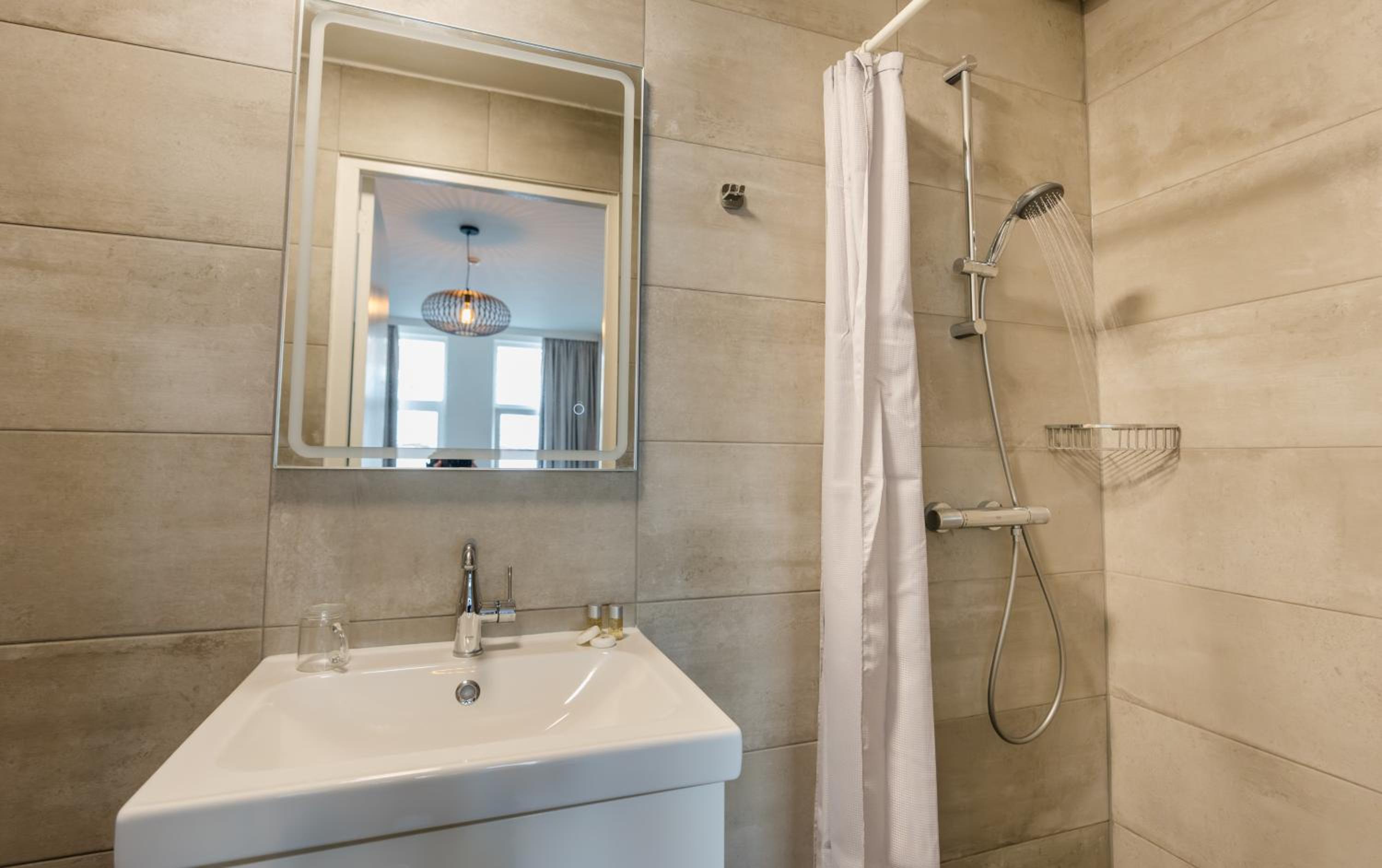 Double Room with Private Bathroom - Photo 2