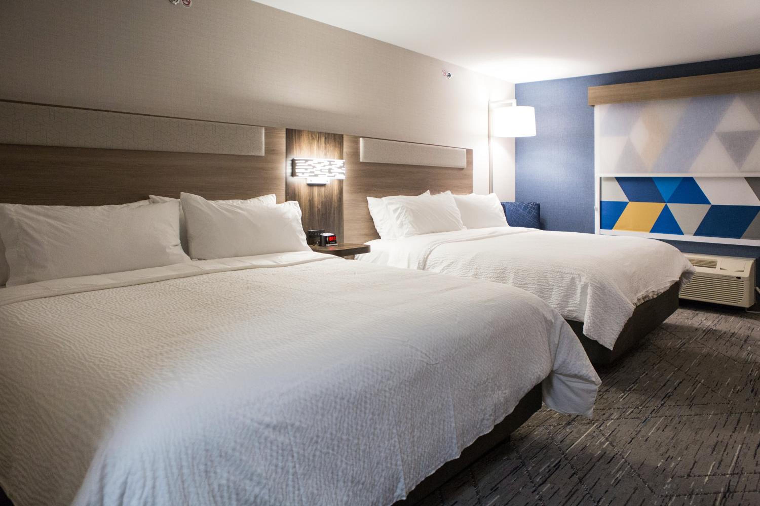 Standard King Room with Two King Beds photo 1