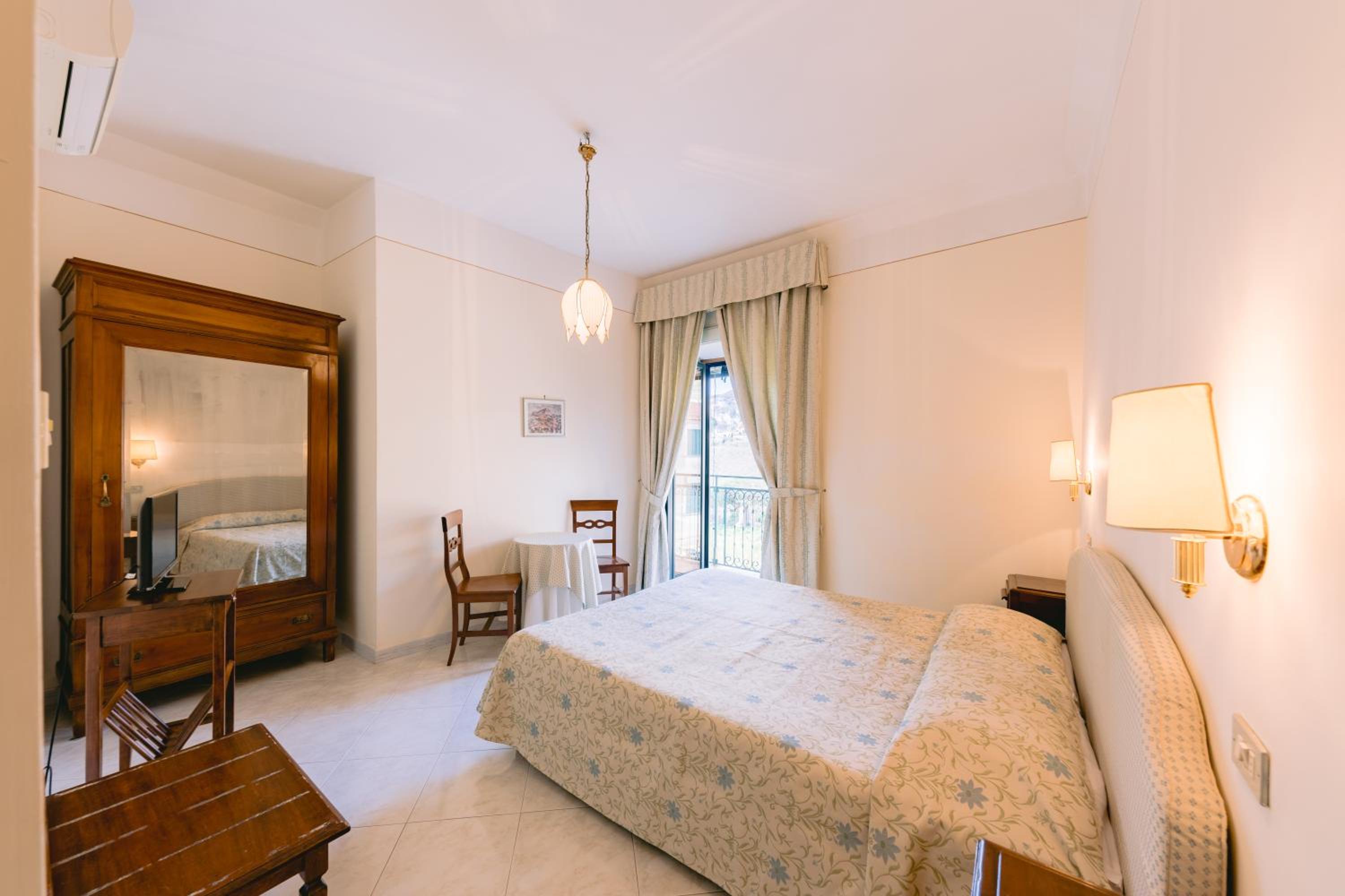 Double Room with Balcony - Photo 1