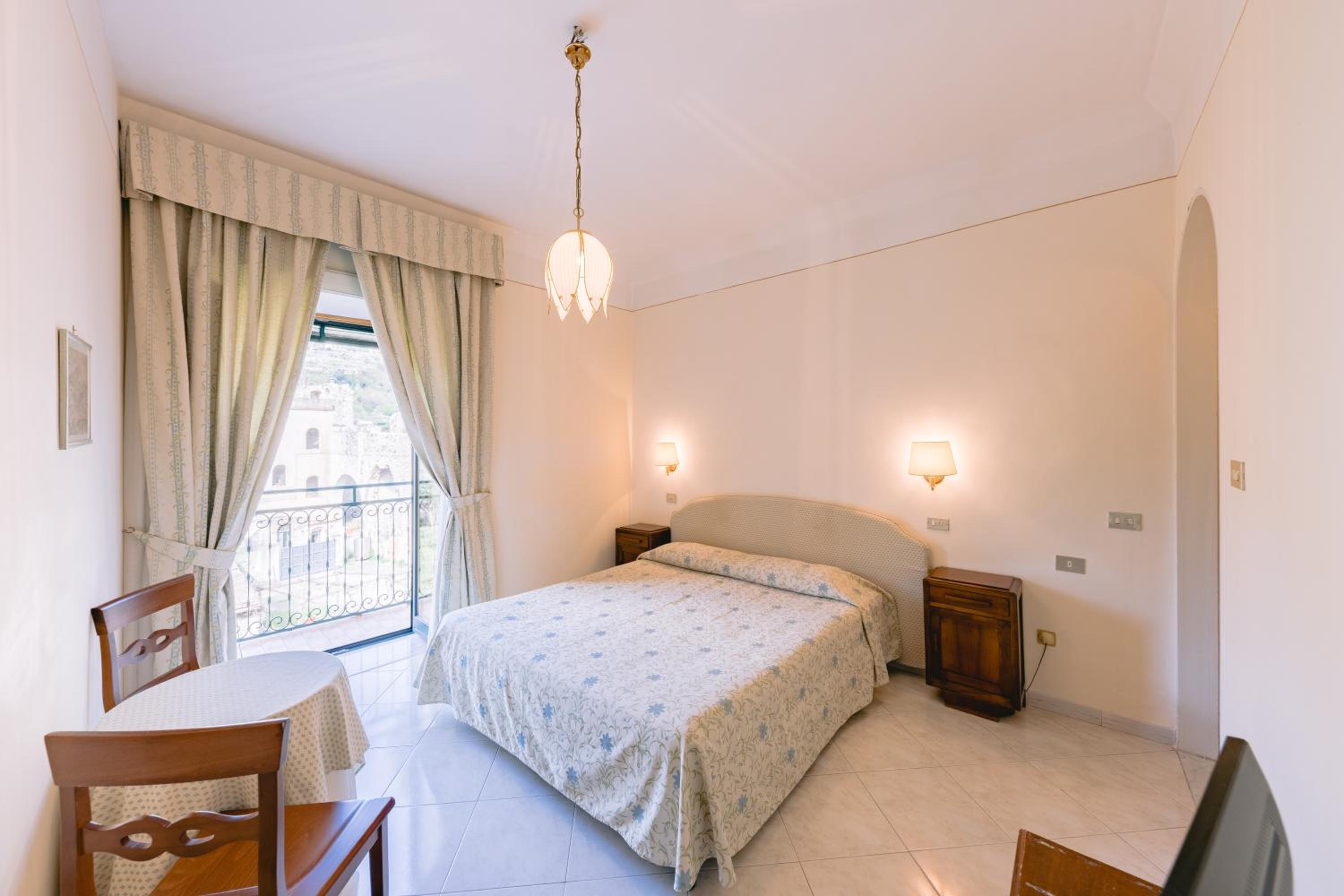 Double Room with Balcony - Photo 2