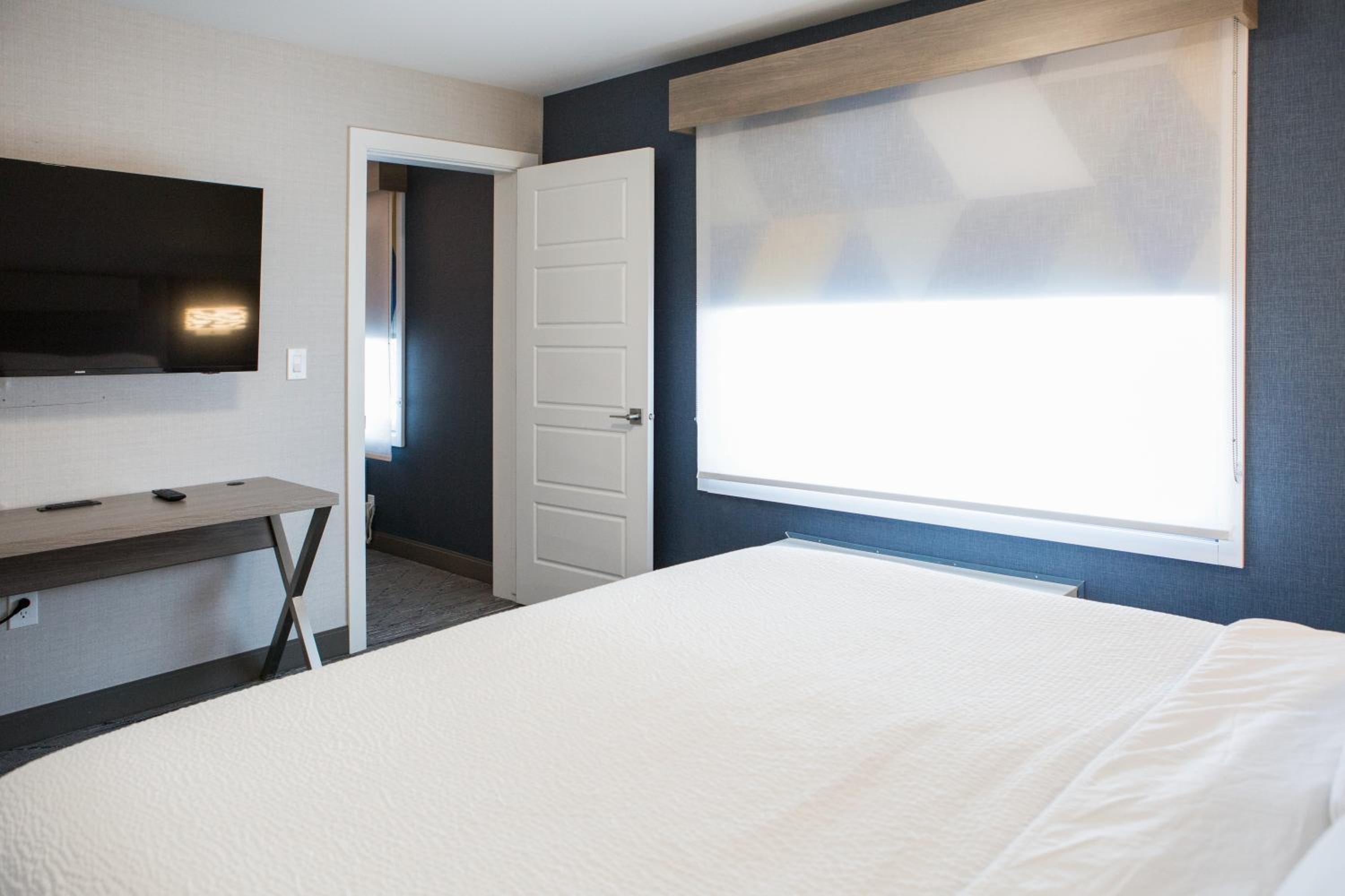 King Suite with Walk-In Shower photo 2