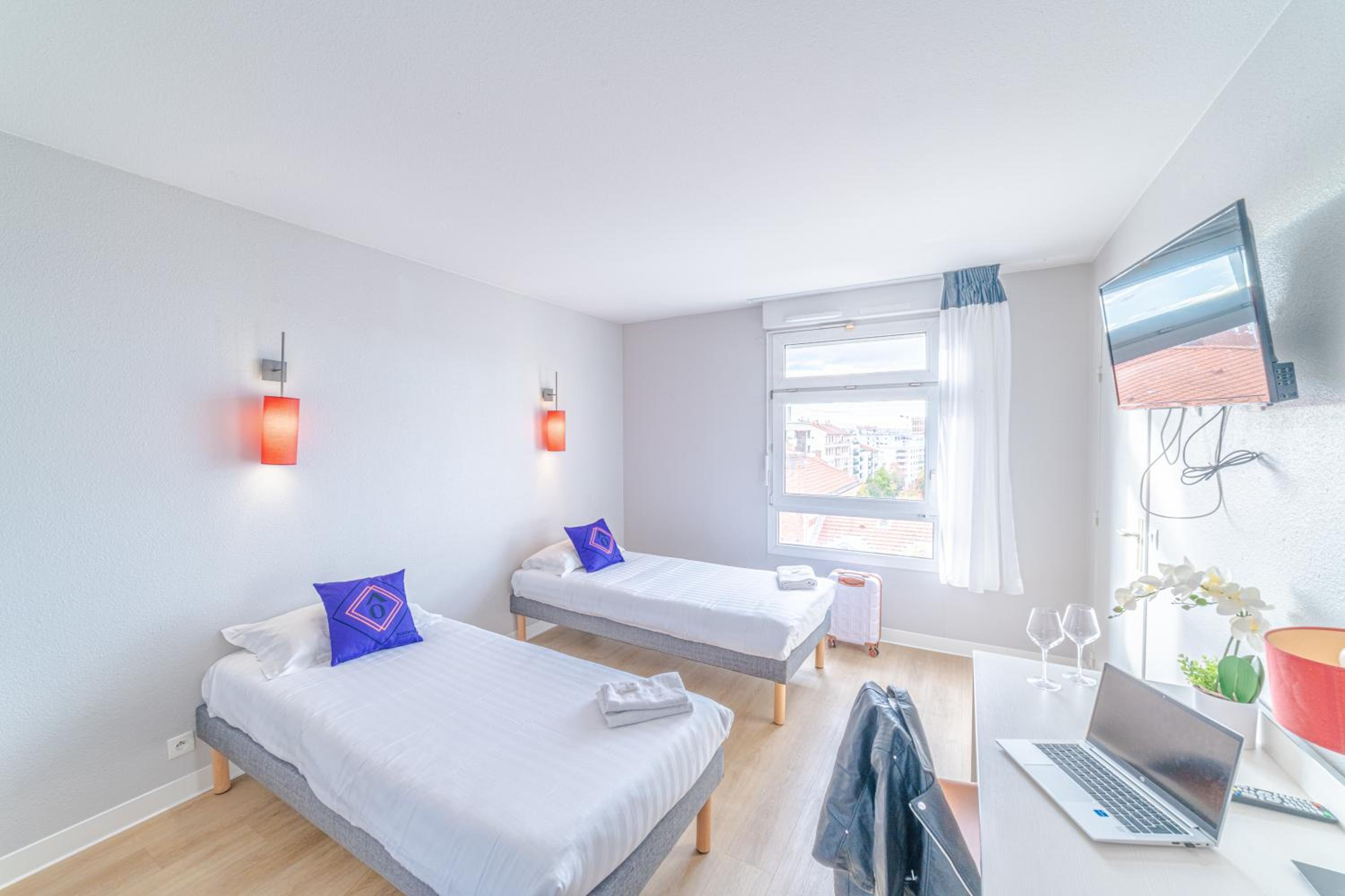 Deluxe One-Bedroom Apartment (4 Adults) photo 3