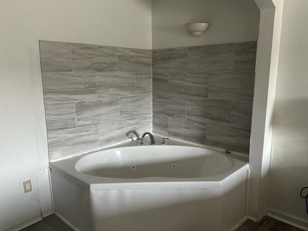 Efficiency King Suite with Whirlpool - Non Smoking photo 3