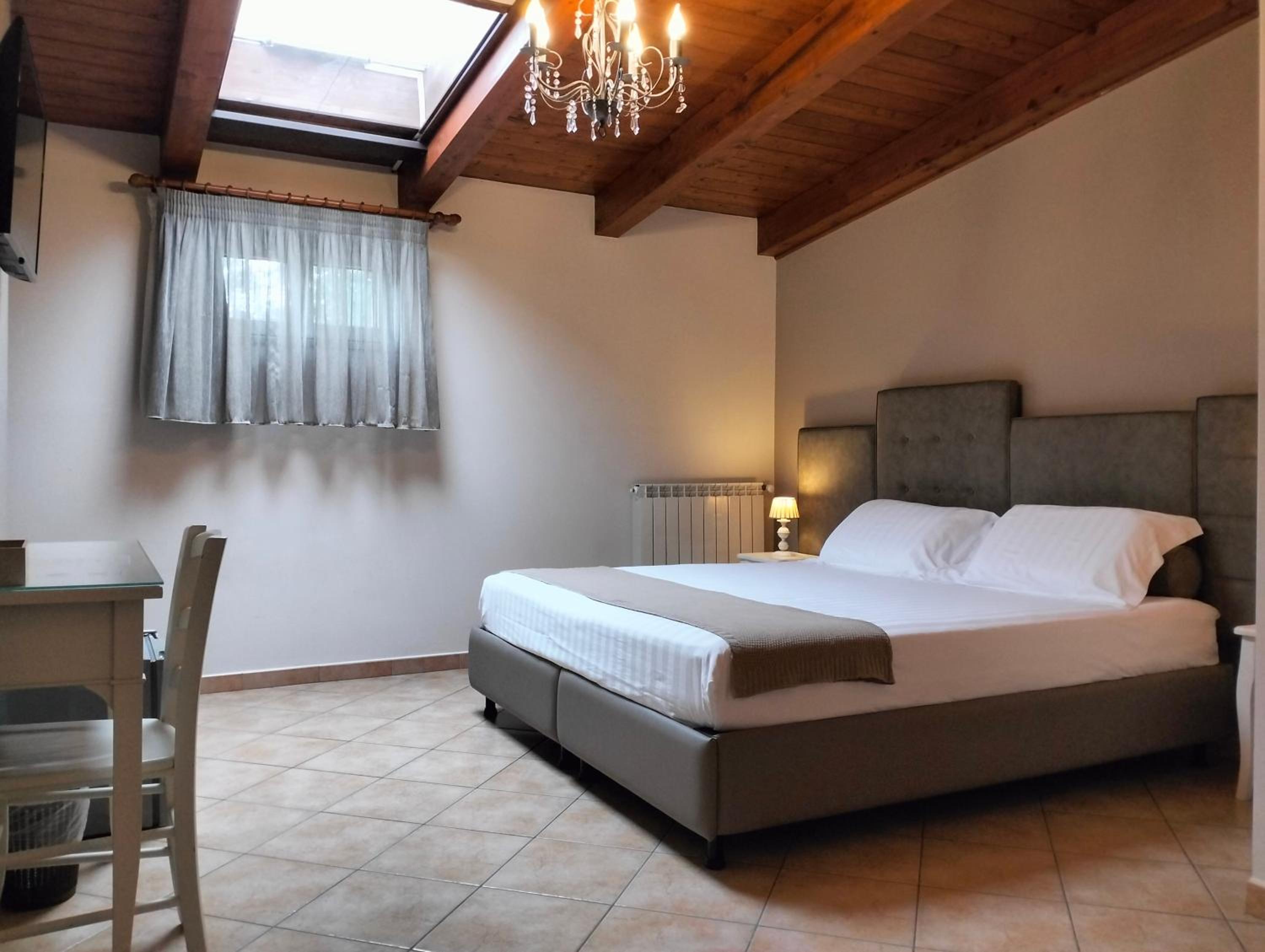 Double or Twin Room - Photo 9