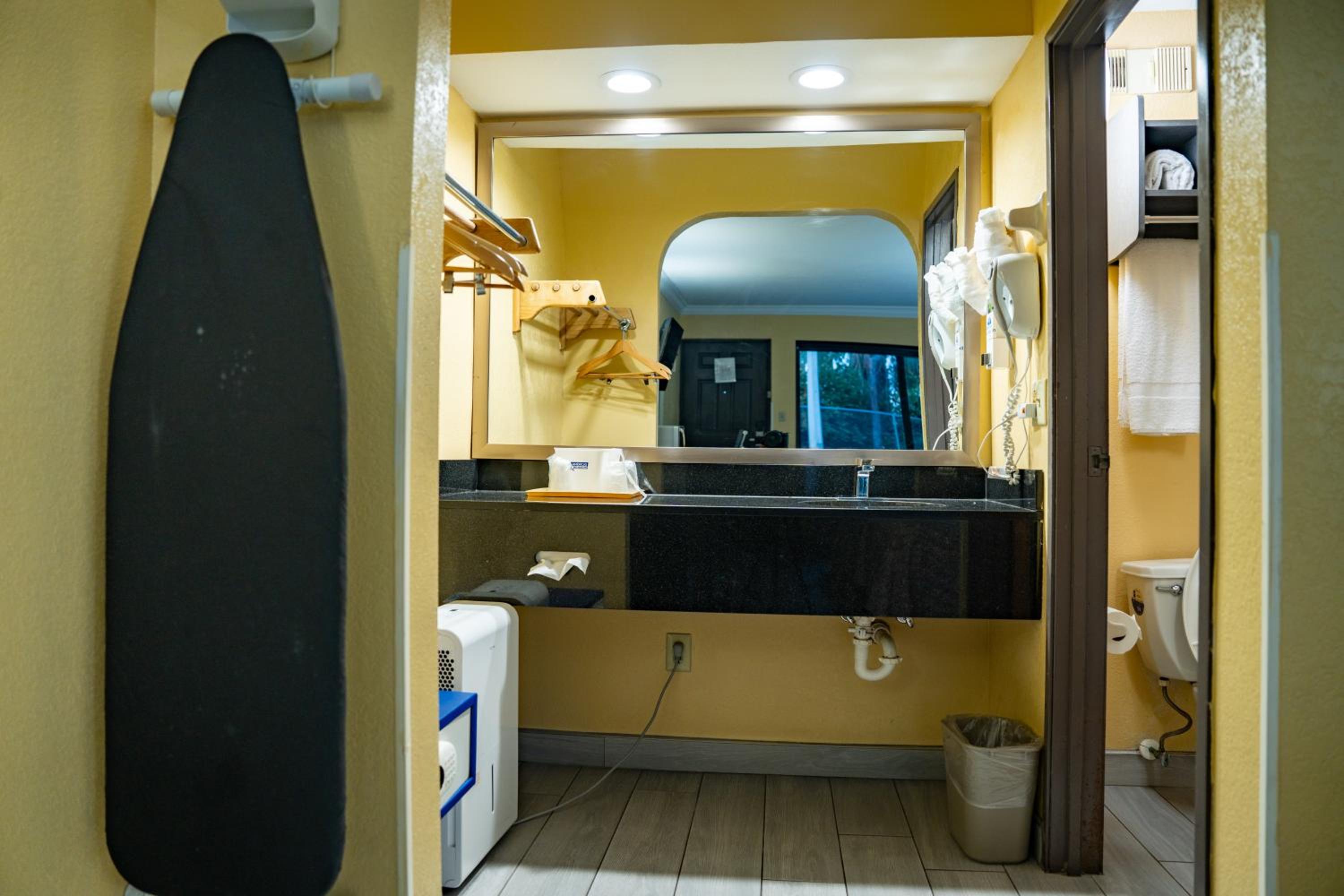 King Room - Non Smoking - Photo 4