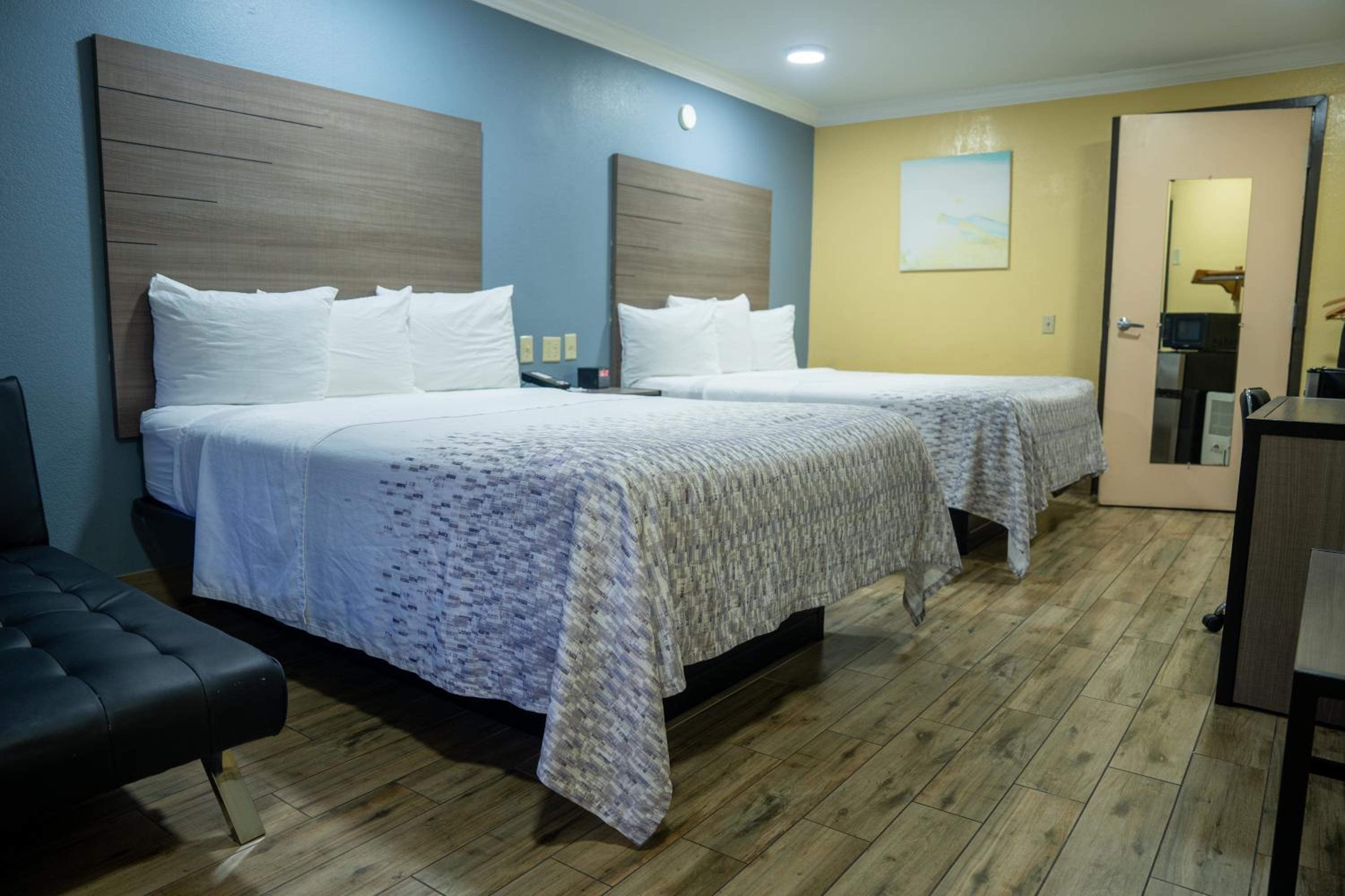 Queen Room with Two Queen Beds - Non Smoking - Photo 4