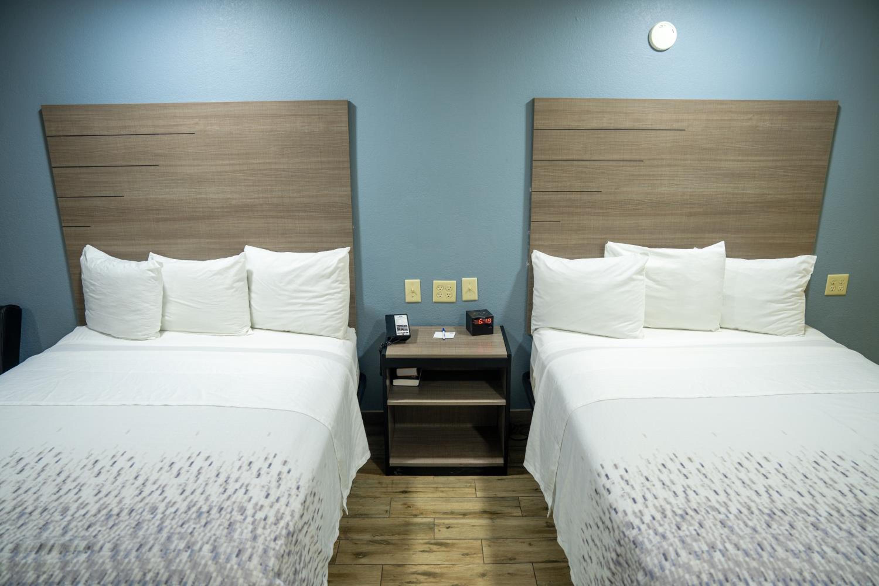 Queen Room with Two Queen Beds - Non Smoking - Photo 1