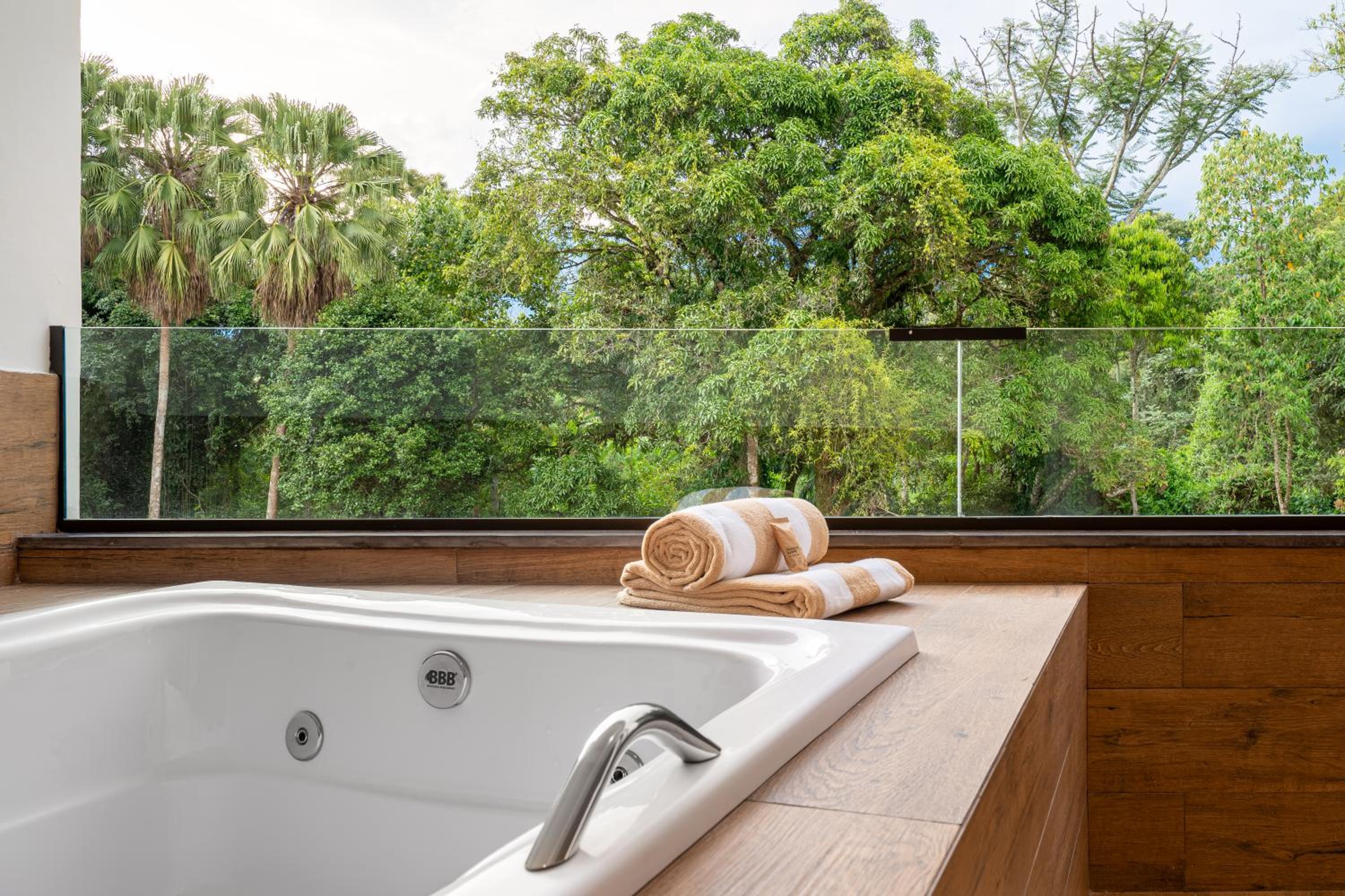 Deluxe Suite with Spa Bath photo 2