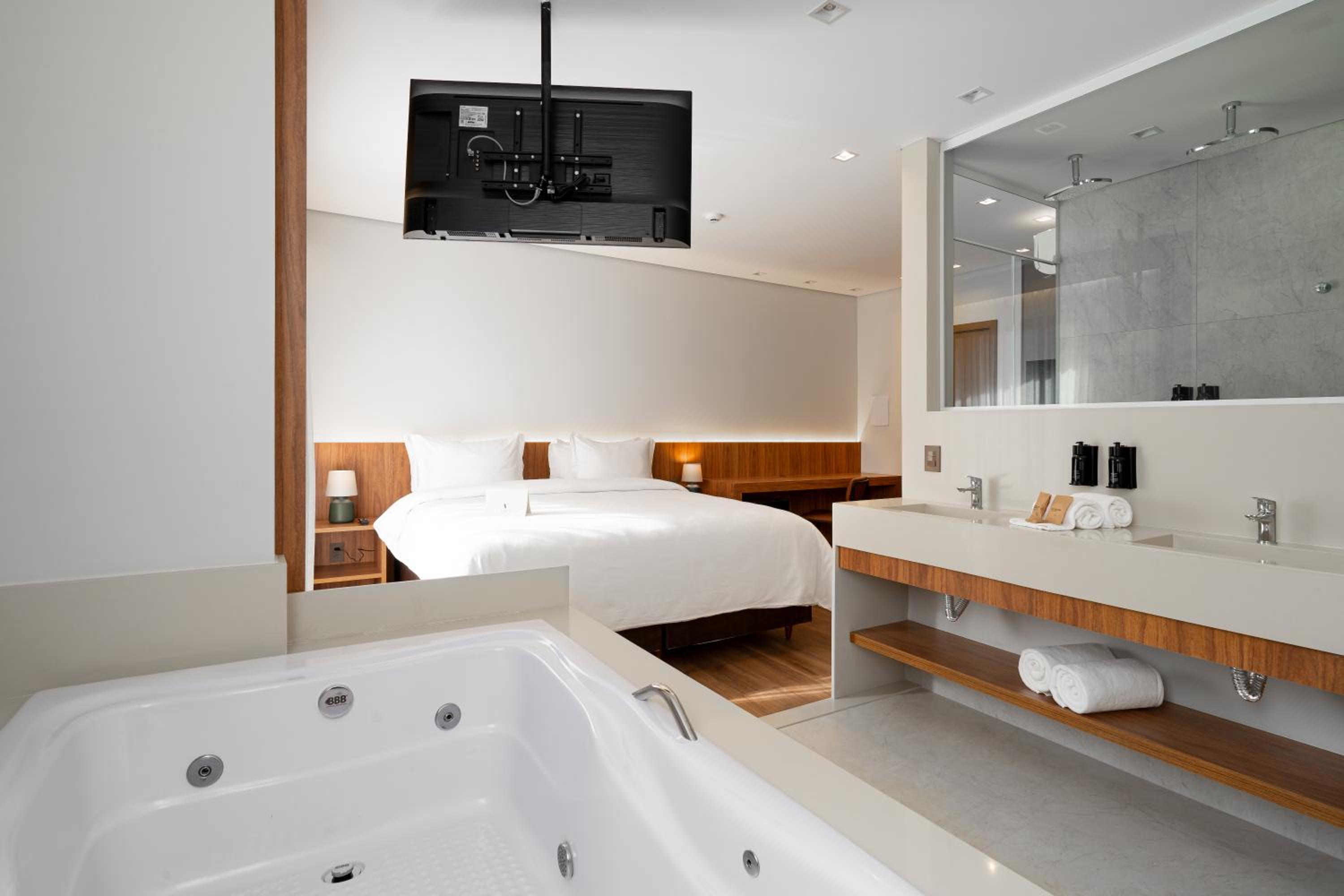 Suíte Varanda com Cama King Size e Banheira de Hidromassagem