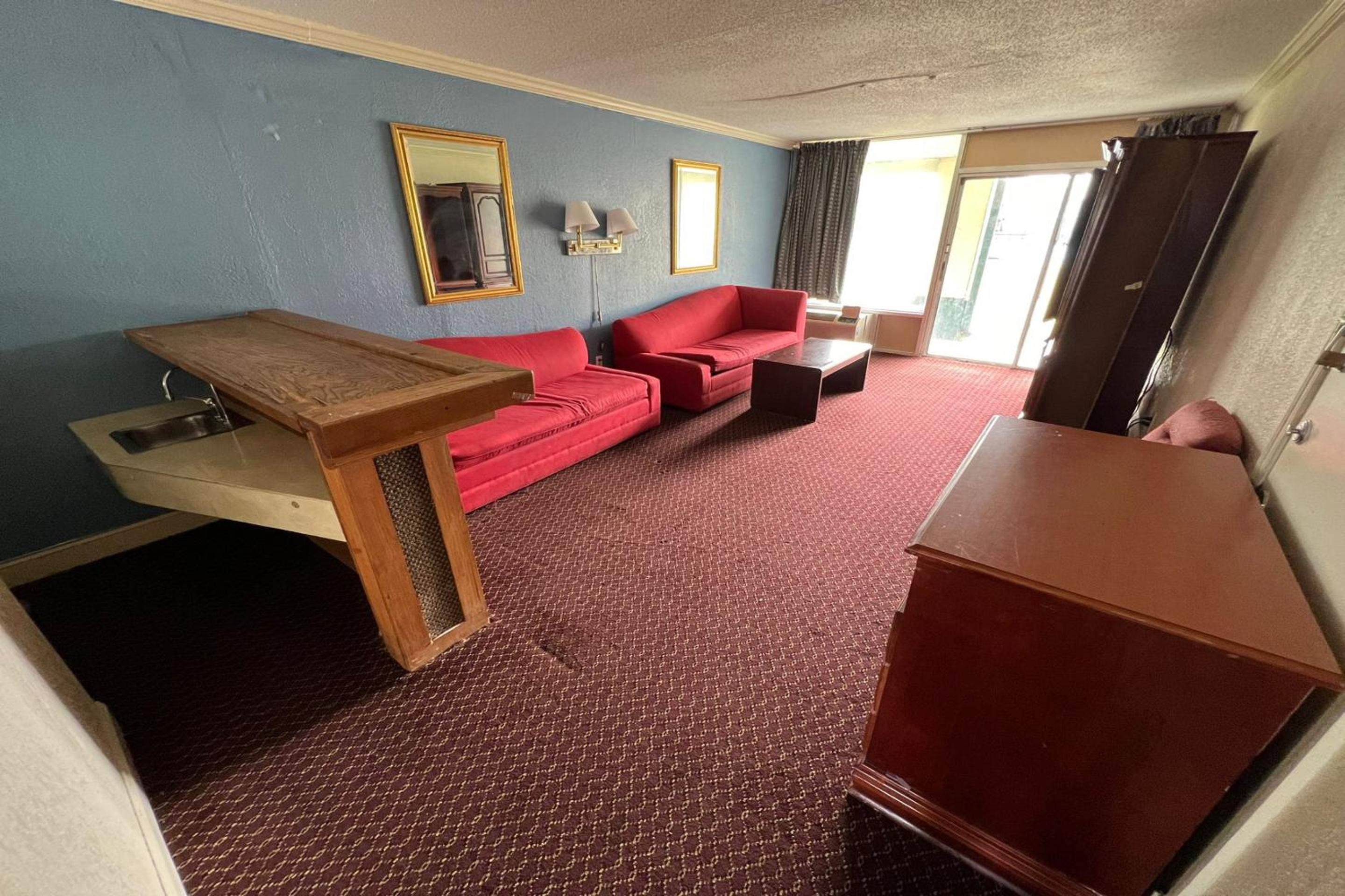 One-Bedroom Suite - Photo 2