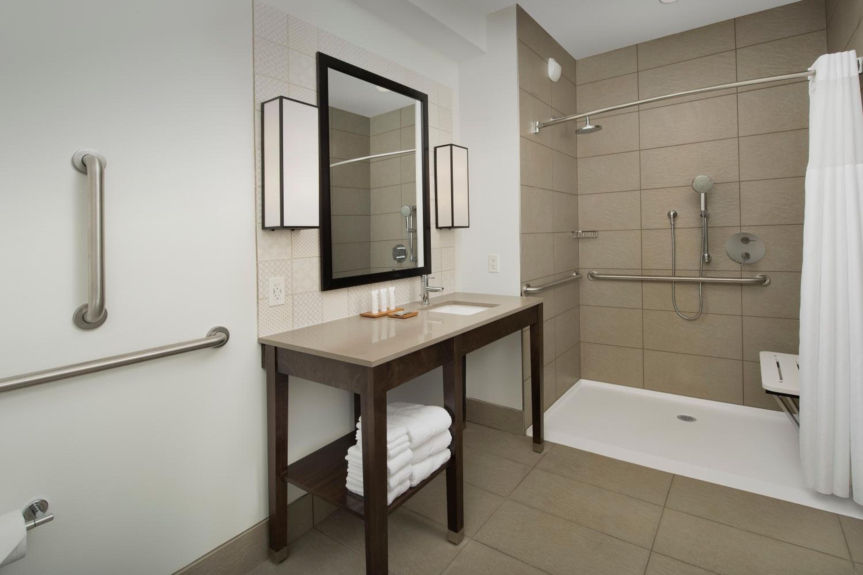 Studio King Suite - Accessible/Non-Smoking - Photo 3