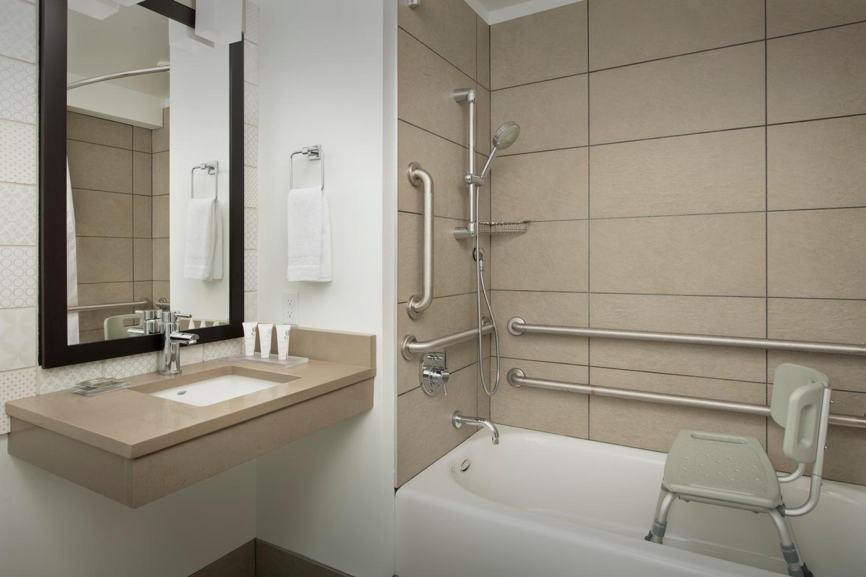 Double Room - Disability Access/Non Smoking - Photo 3