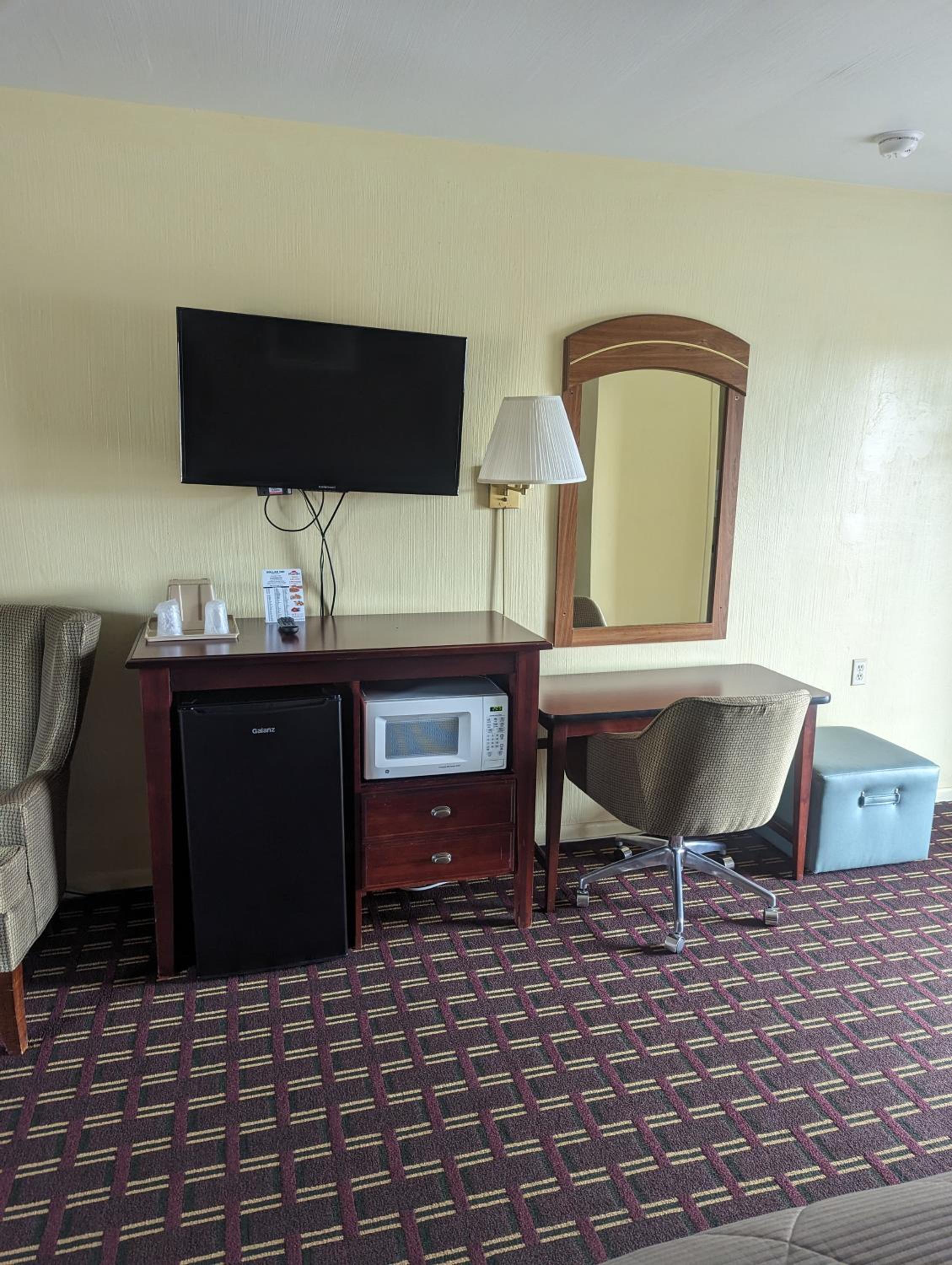Queen Room with Two Queen Beds - Smoking photo 1