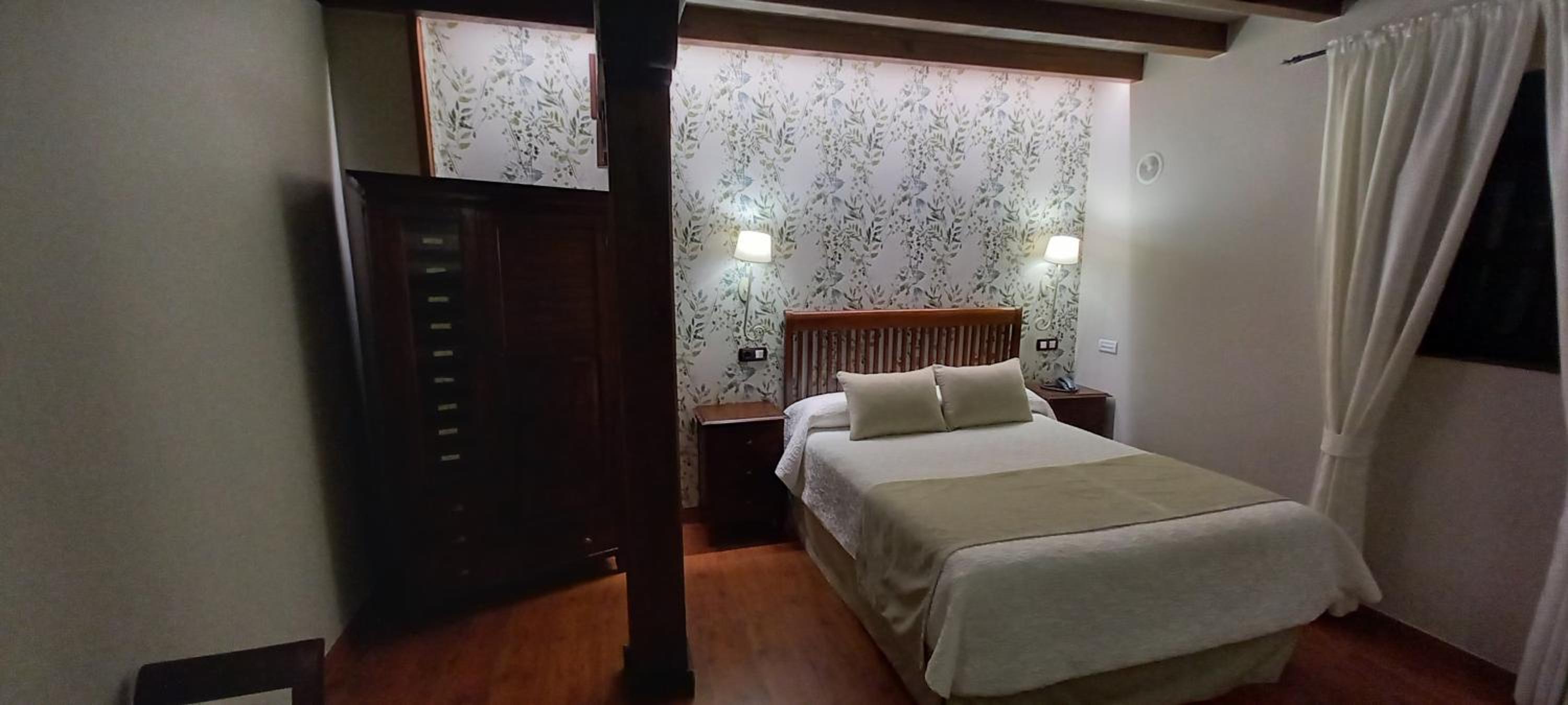 Double Room with Hydromassage Bath - Photo 3