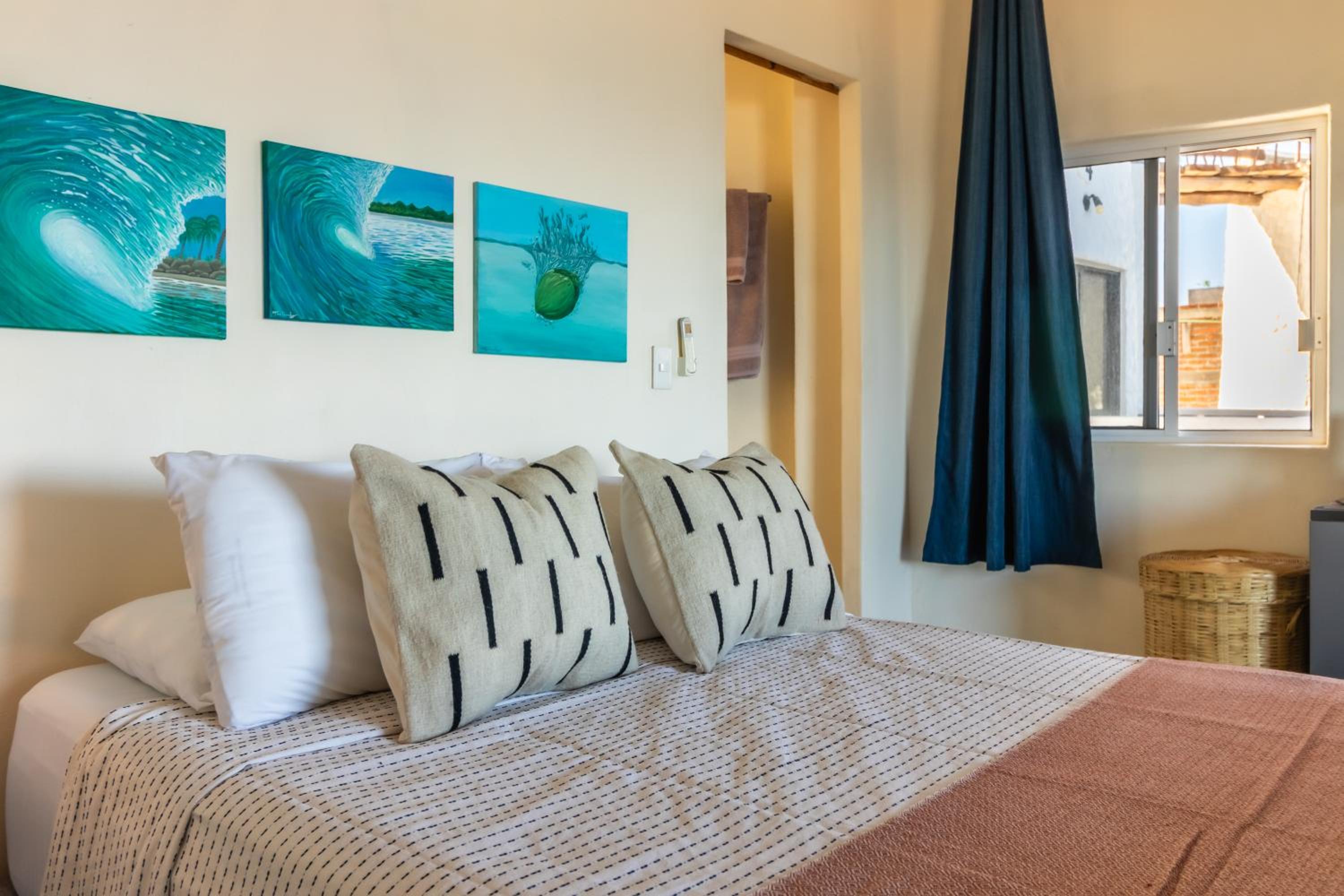 Deluxe Double Room with Balcony and Sea View - Photo 13