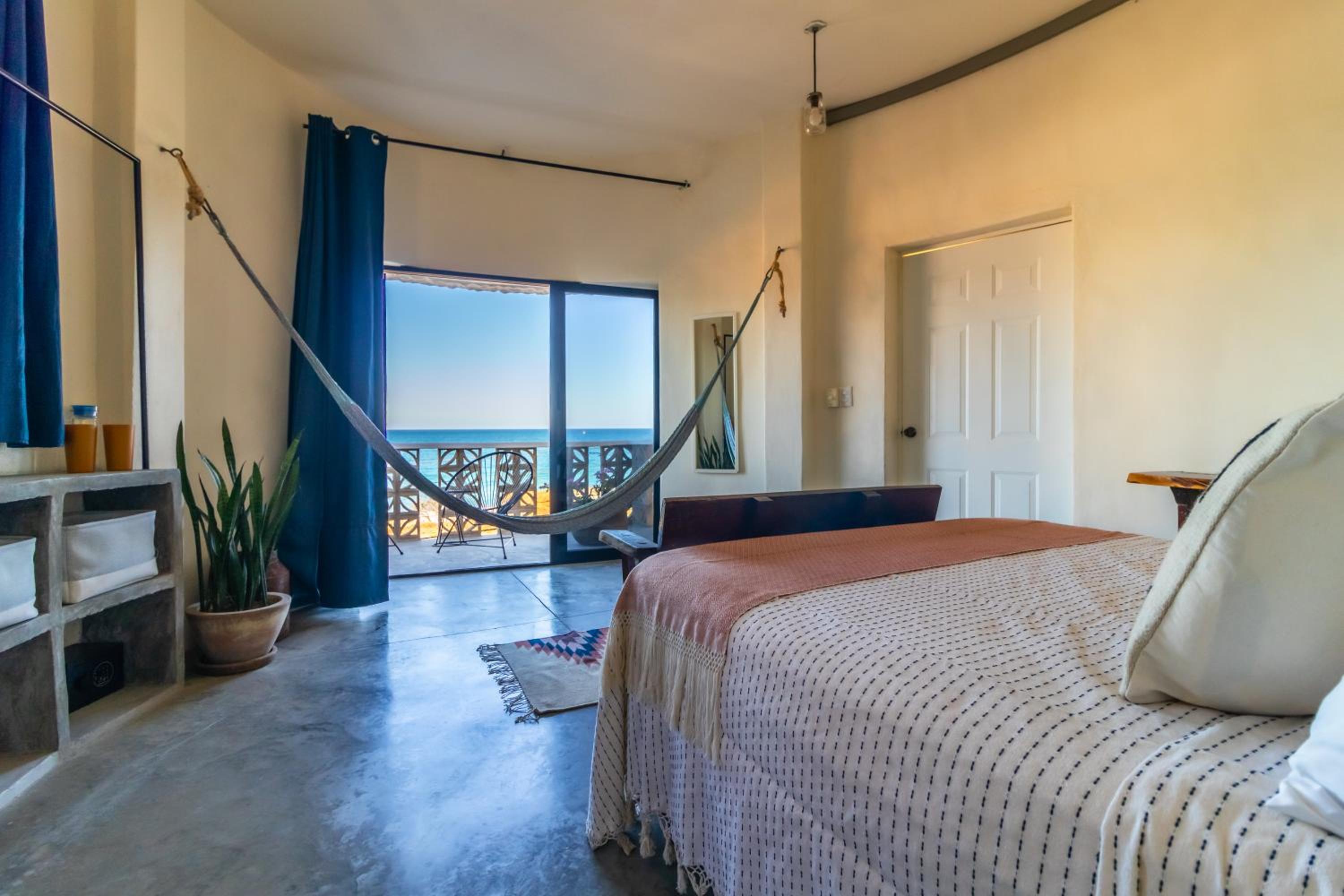 Deluxe Double Room with Balcony and Sea View - Photo 15