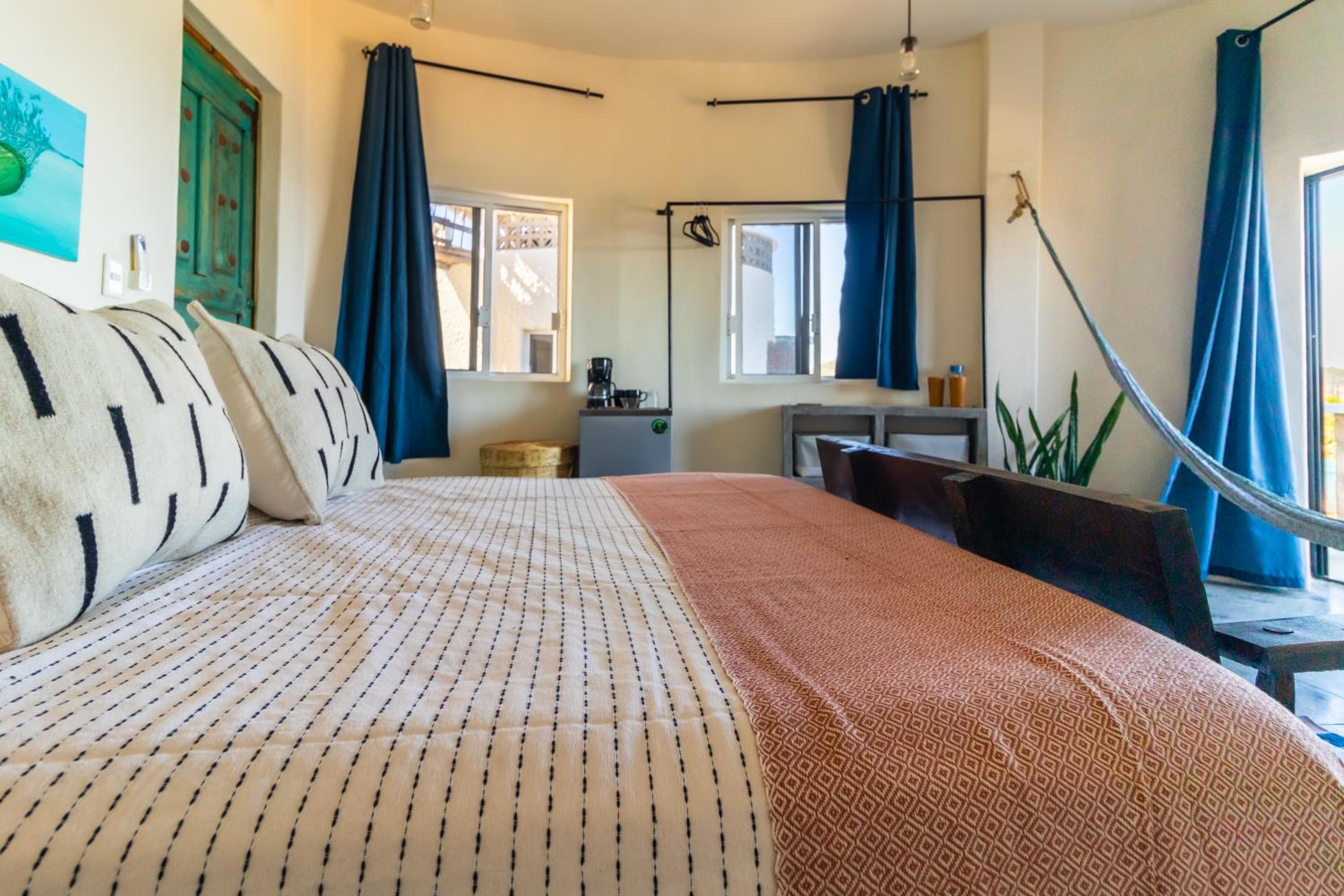 Deluxe Double Room with Balcony and Sea View - Photo 12