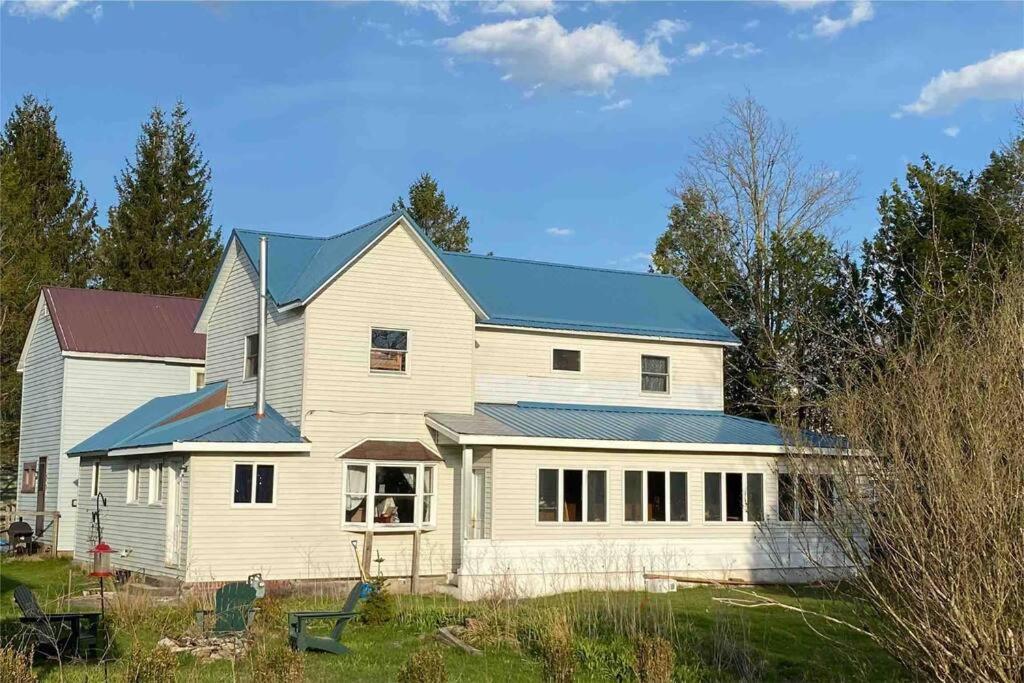 Three-Bedroom House photo 3