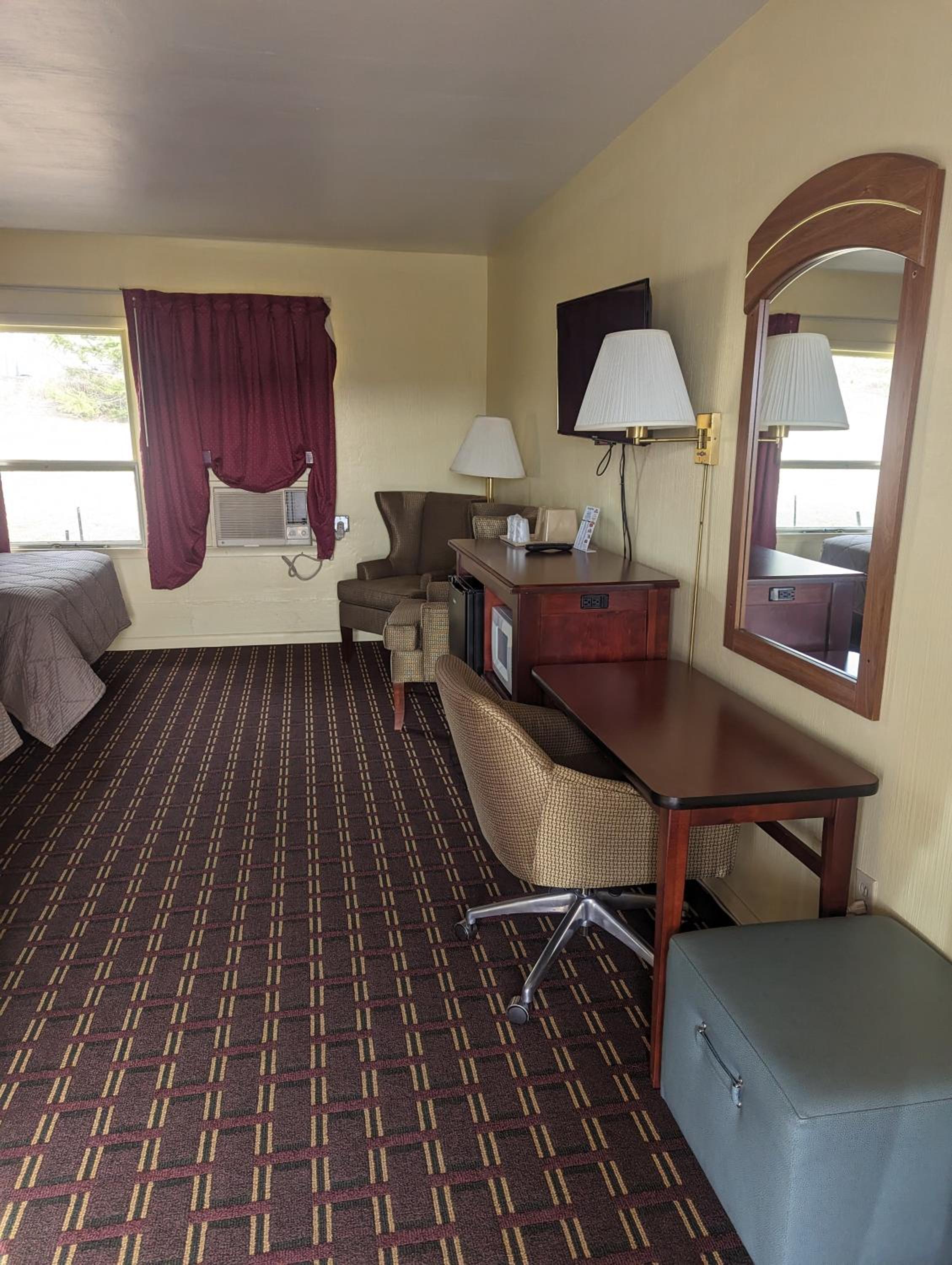 Queen Room with Two Queen Beds - Non-Smoking photo 2