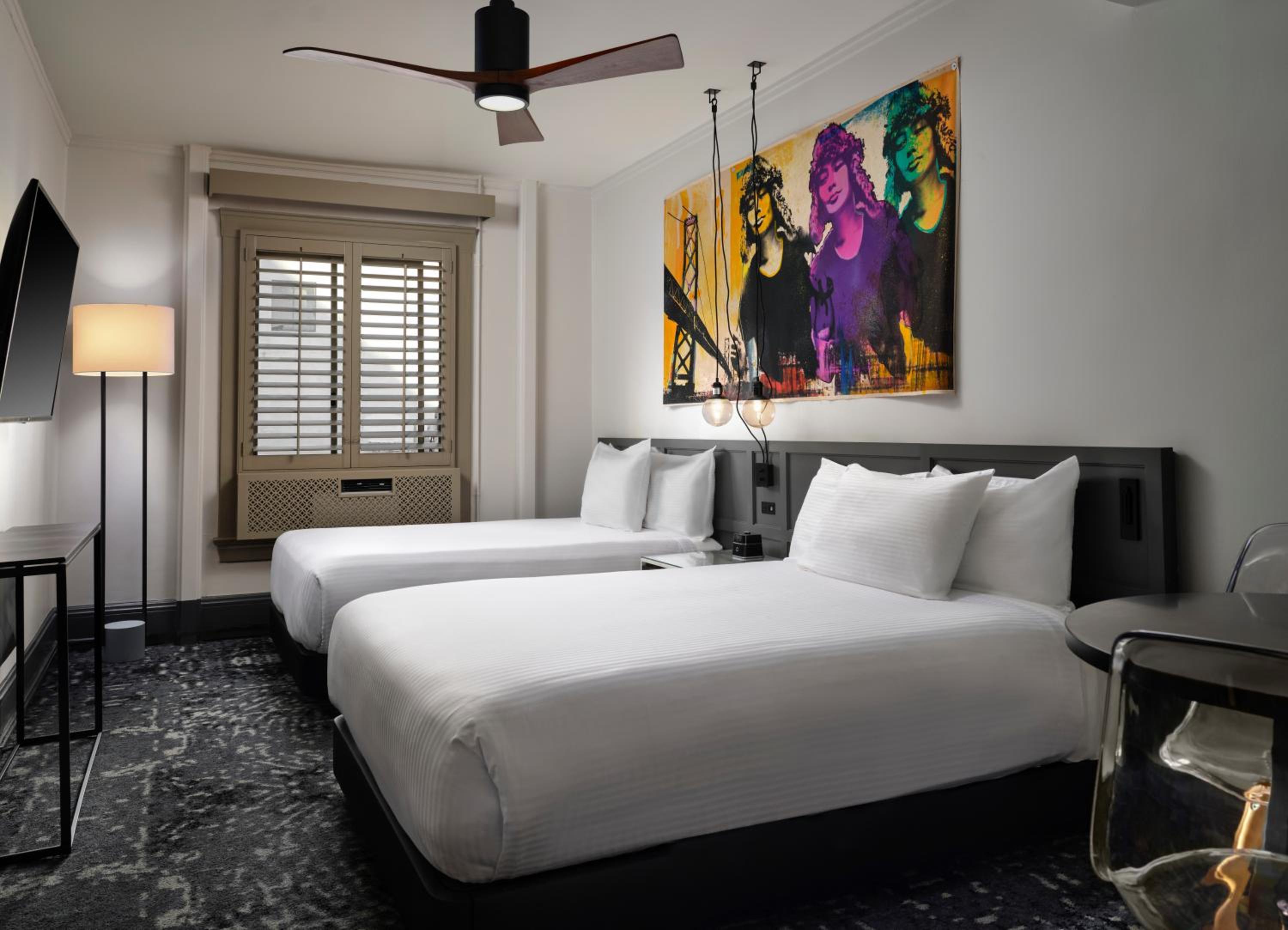 Queen Room with Two Queen Beds - Photo 4