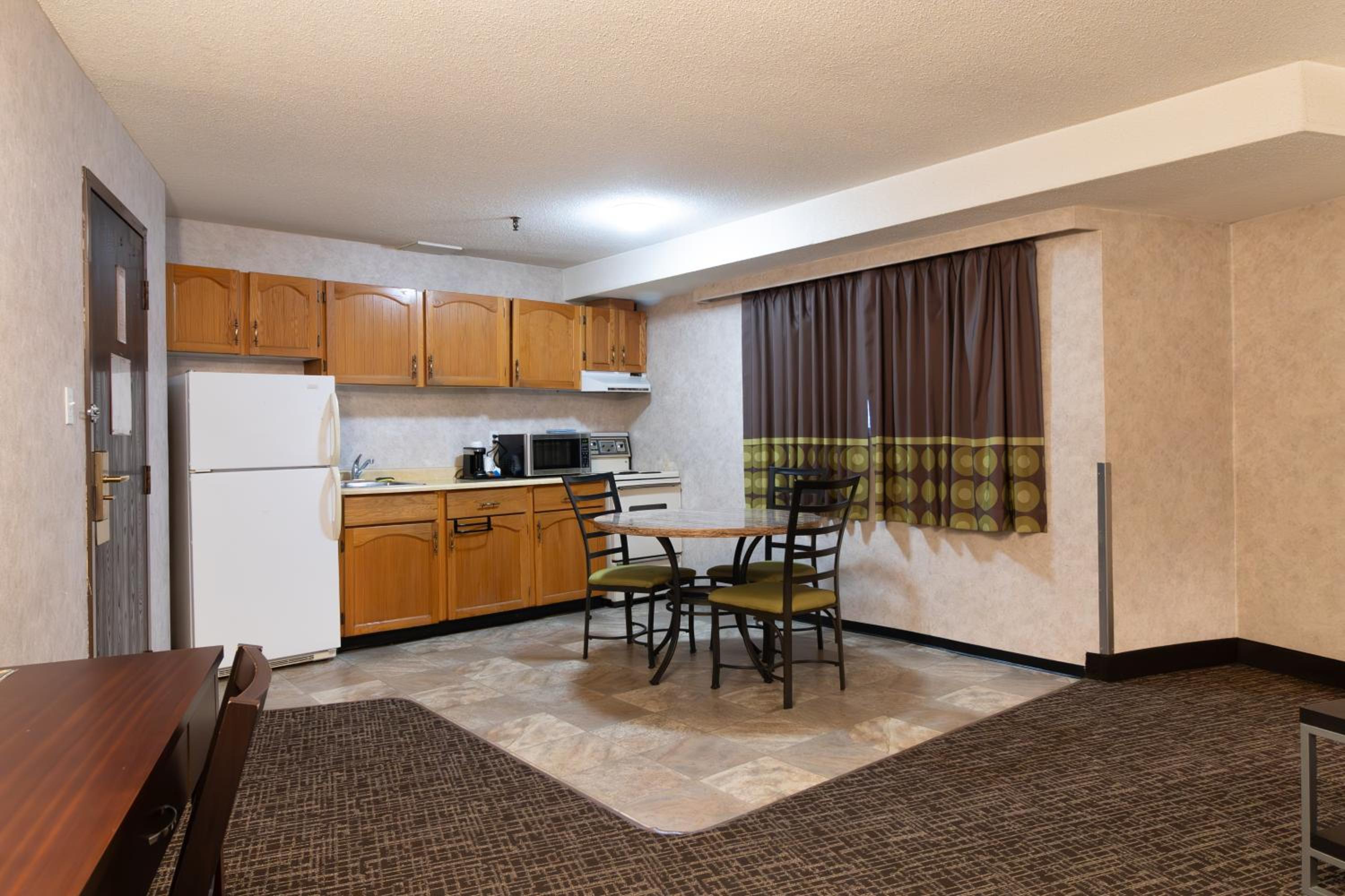 Queen Suite with Sofa Bed - Non-Smoking - Photo 4
