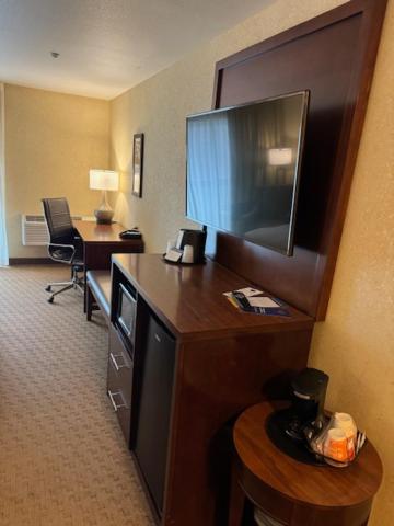  Standard Queen Room with Two Queen Beds - Non-Smoking - Photo 6