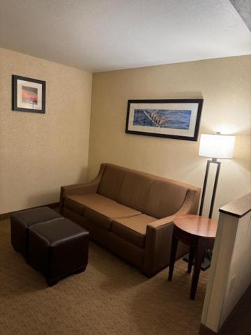 Queen Suite with Two Queen Beds and Sofa Bed - Non Smoking - Photo 3