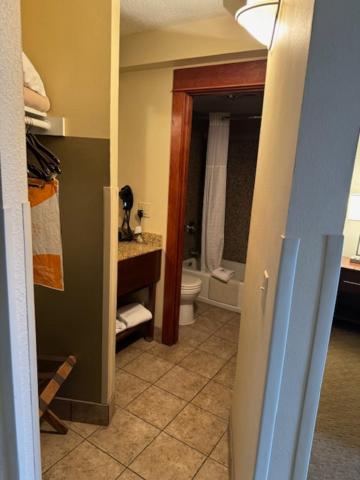 Queen Room - Non Smoking/Interior Hall - Photo 2