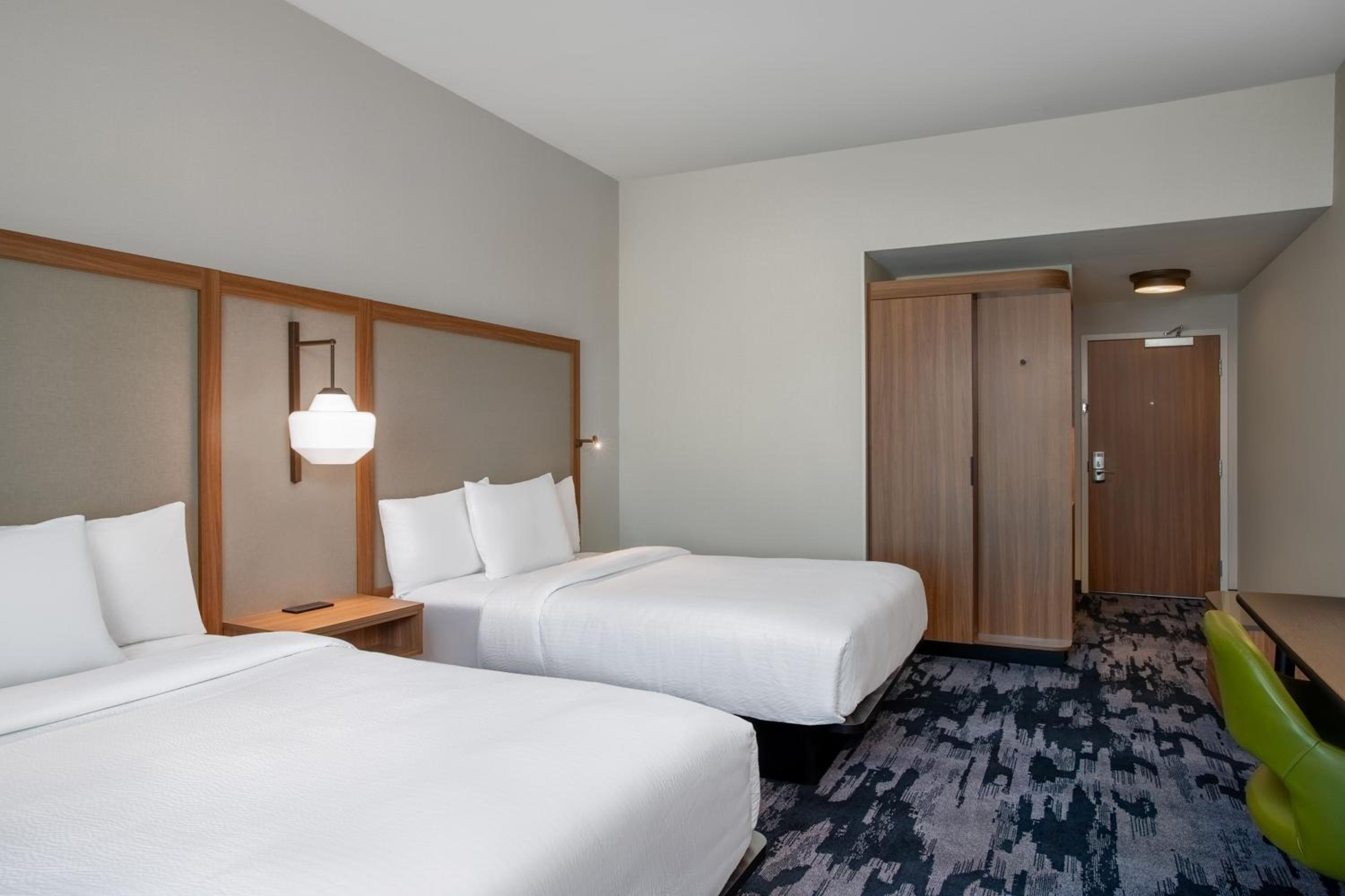 Queen Room with Two Queen Beds - Photo 4