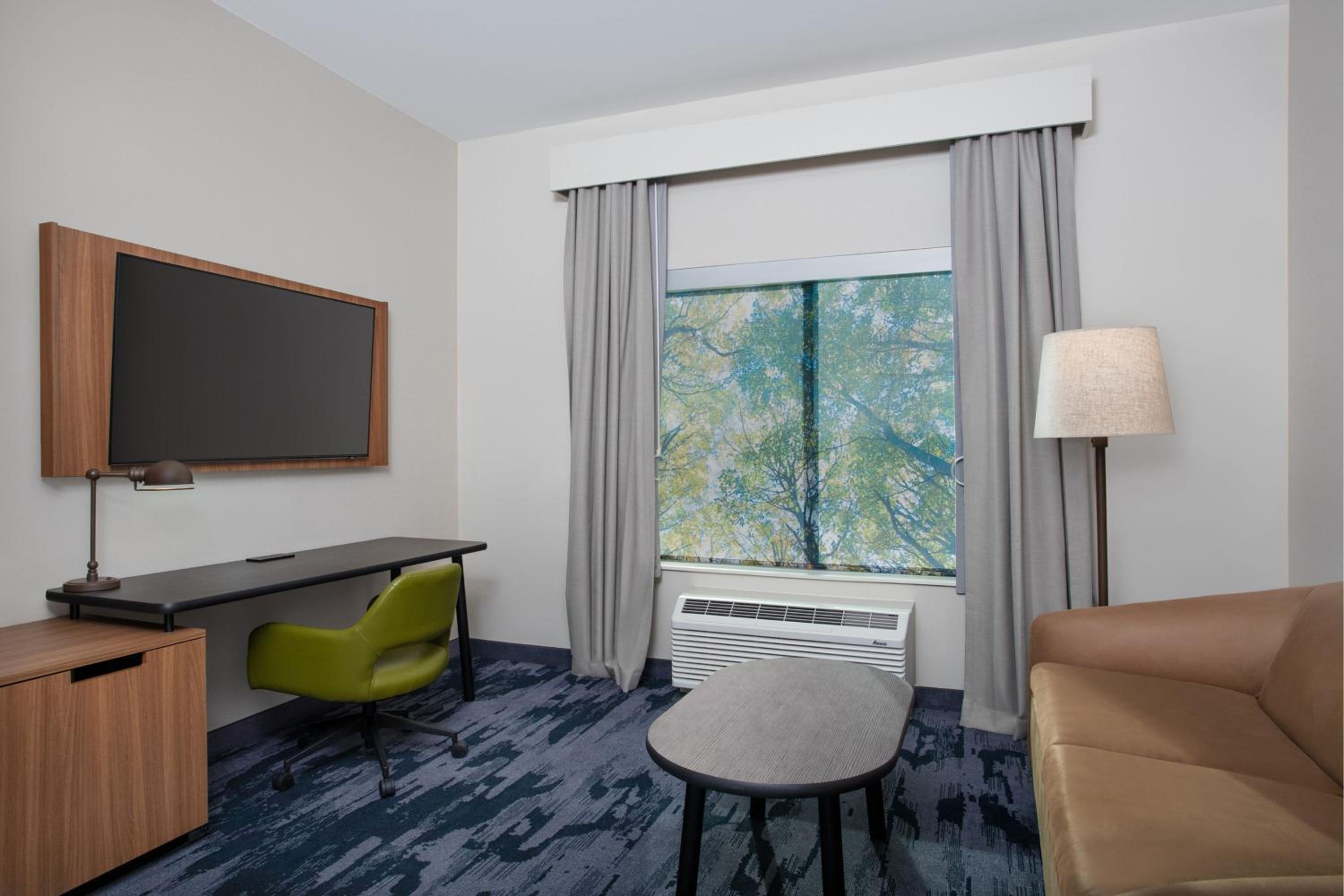 Queen Suite with Two Queen Beds, Transfer Shower, Bathtub and Sofa Bed - Mobility Access - Photo 1