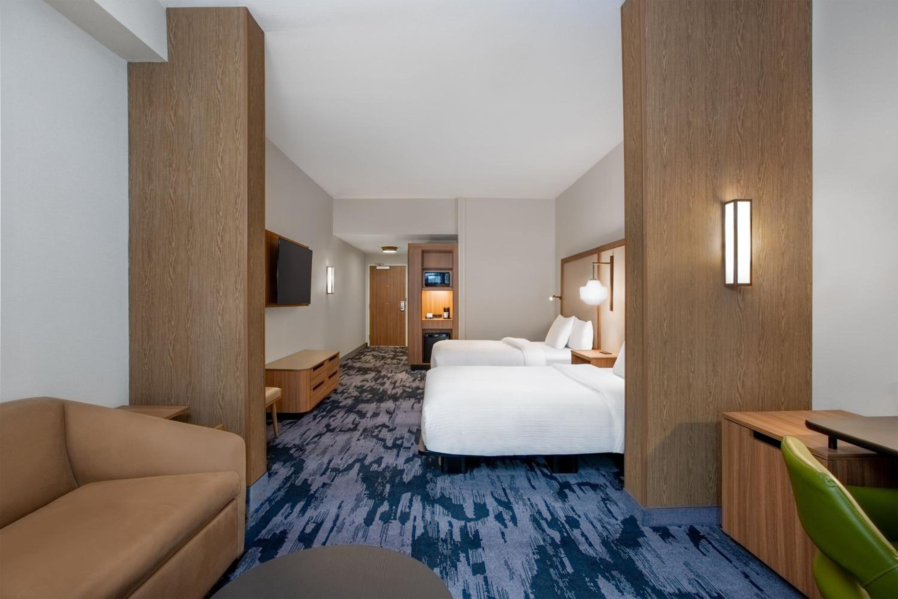 Queen Suite with Two Queen Beds, Transfer Shower, Bathtub and Sofa Bed - Mobility Access - Photo 2