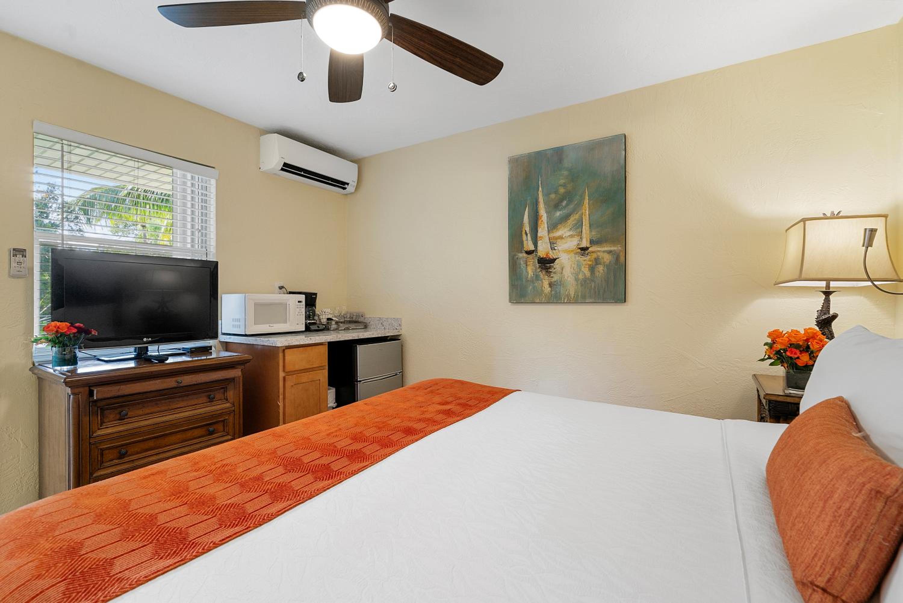 Standard King Room photo 3