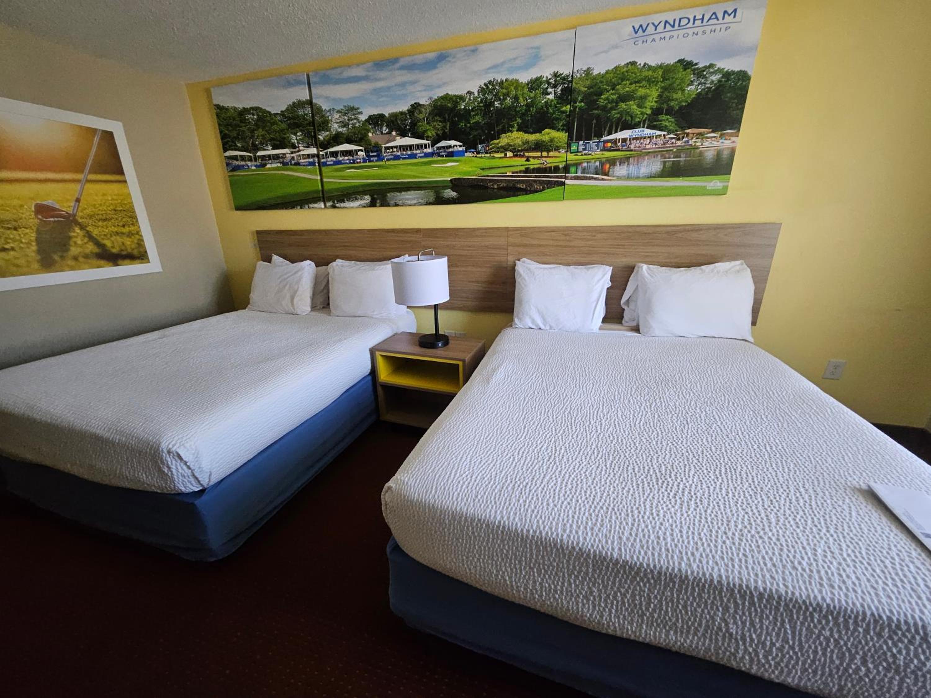 Queen Room with Two Queen Beds - Non-Smoking - Photo 6