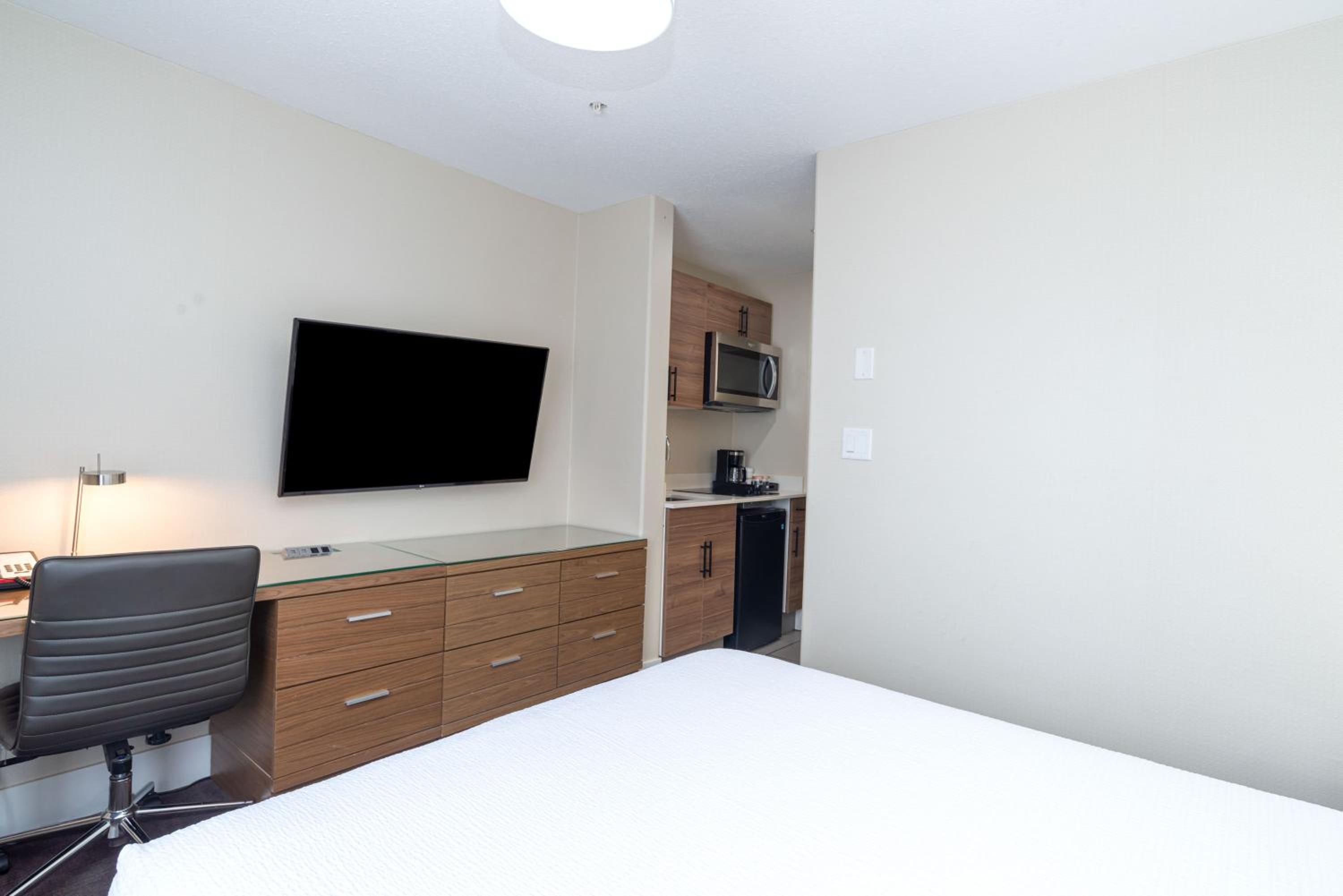 Standard Suite, 1 Queen Bed, Sofa Bed, Kitchenette - Photo 2