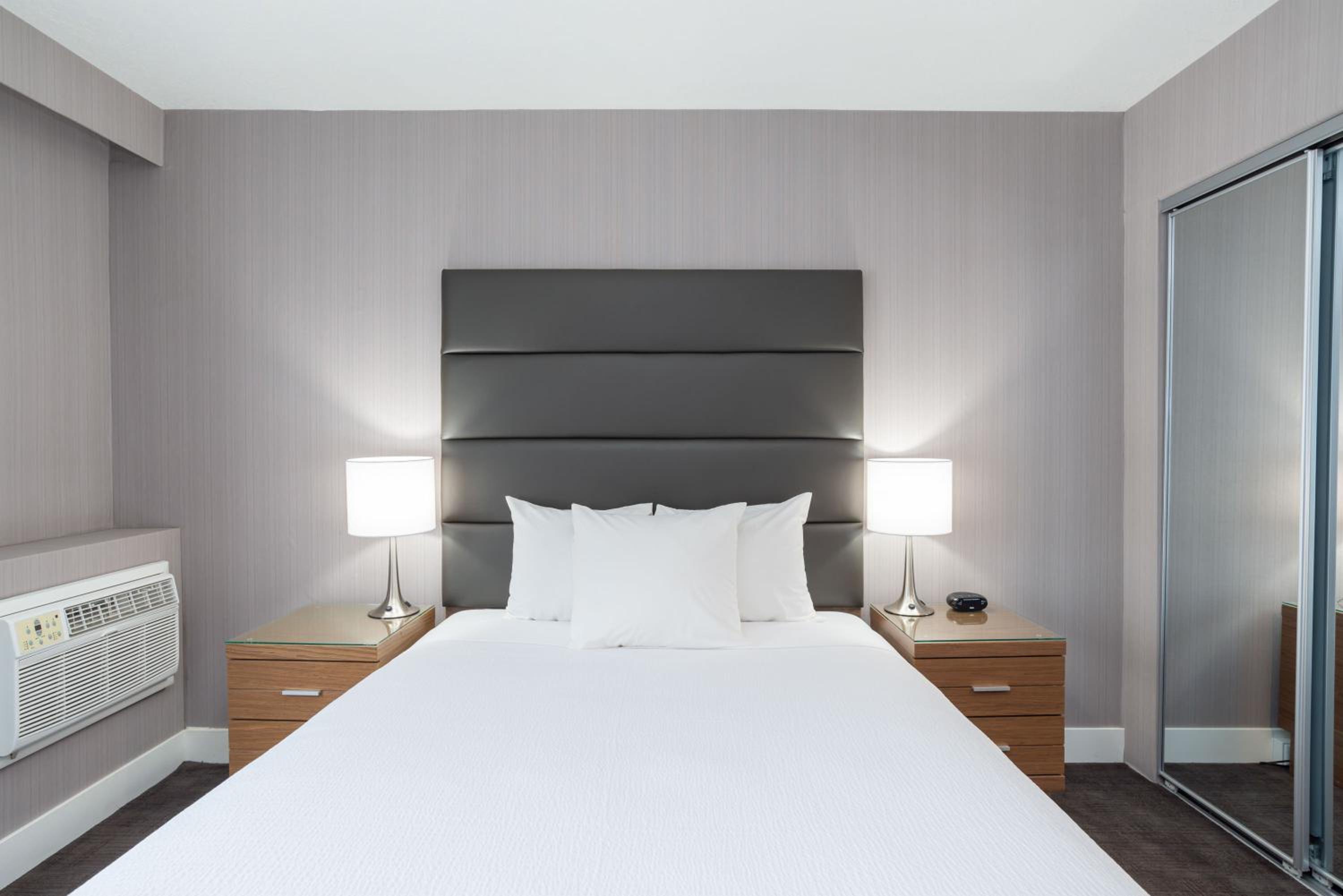 Jacuzzi Suite, 1 Queen Bed, Sofa Bed, Kitchenette photo 3